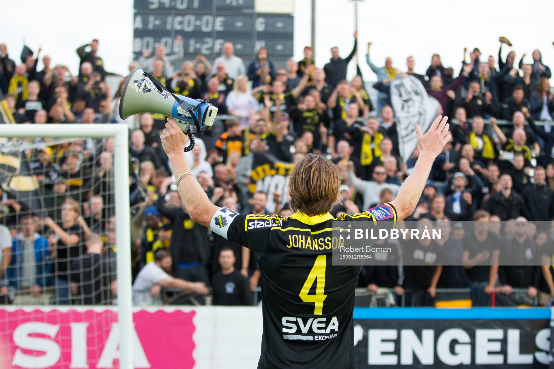 AIK:s Nils-Eric Johansson jublar tillsammans med supportrarna efter fotbollsmatchen i Allsvenskan mellan Falkenberg och AIK den 12 September 2015 i Falkenberg.