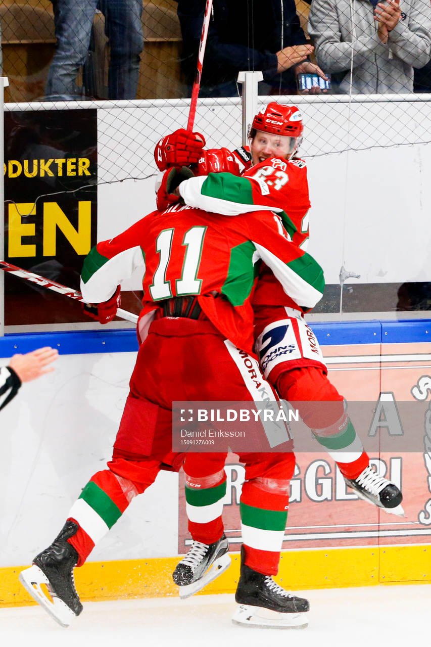 Moras Alexander Hilmerson och Moras Erik Flood jublar