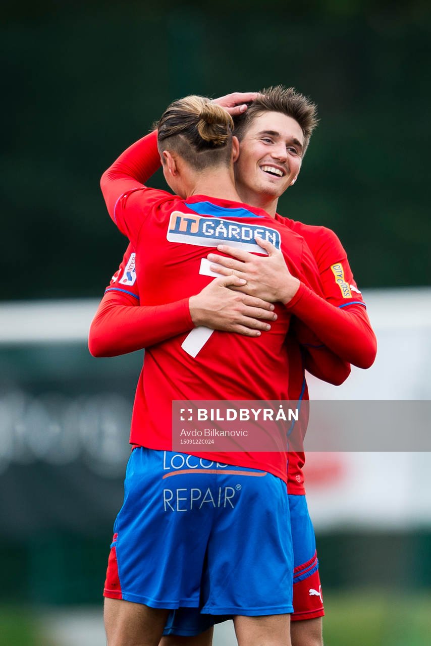 Helsingborgs Akademi Jonathan Levi kramas av Alexandre Ricourt under fotbollsmatchen i Division 2 Västra Götaland mellan Helsingborgs IF Akademi och Högaborg BK den 12 september 2015 i Helsingborg