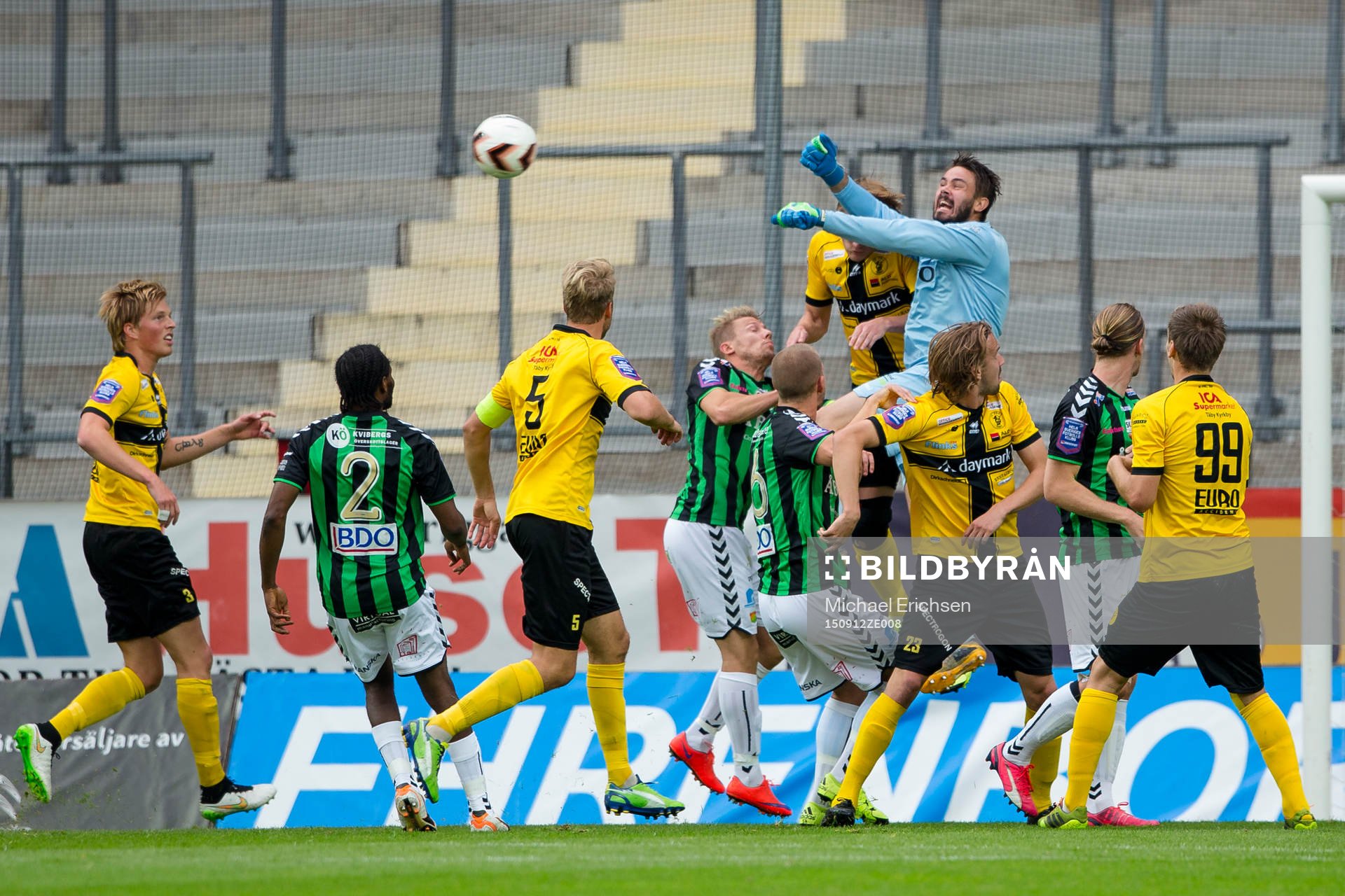 GAIS målvakt Tommi Vaiho boxar bort ett inlägg