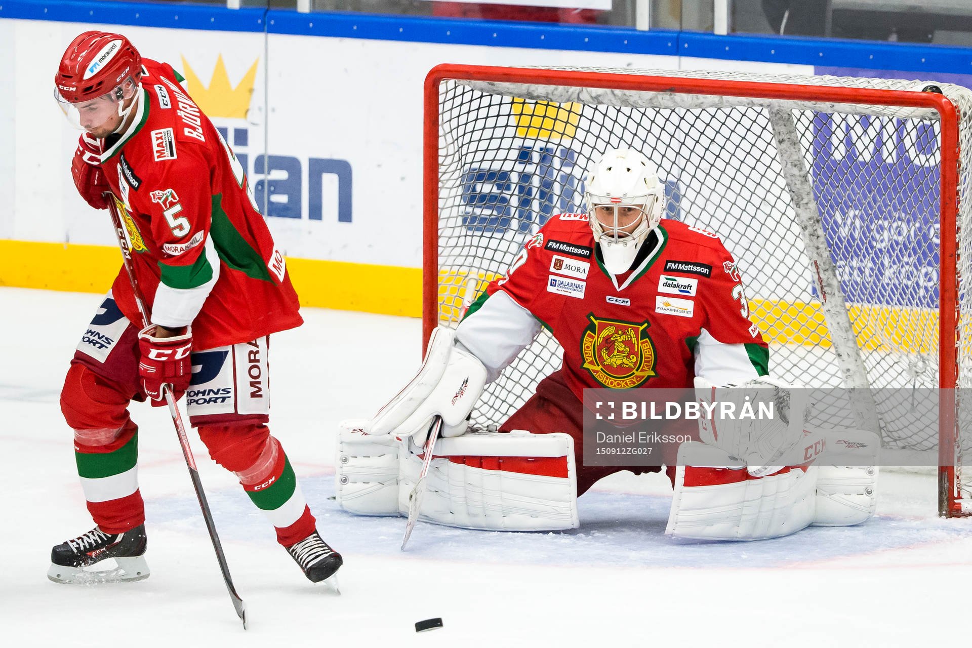 Moras Christoffer Björklund och målvakt Jacob Johansson