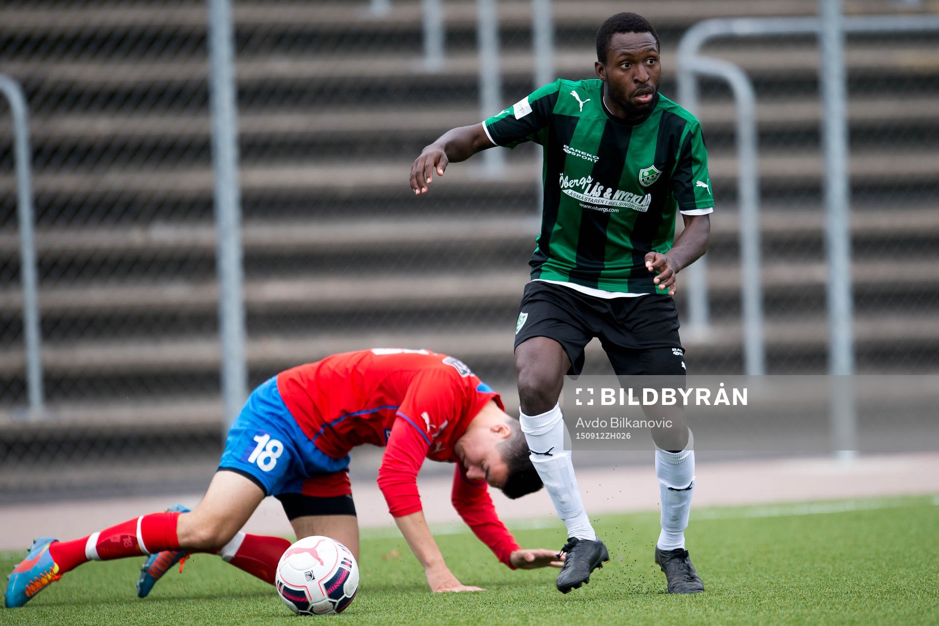 Helsingborgs Arton Jashari blev kvar på marken efter duellen med Högaborgs Akram Mansour under fotbollsmatchen i Division 2 Västra Götaland mellan Helsingborgs IF Akademi och Högaborg BK den 12 september 2015 i Helsingborg