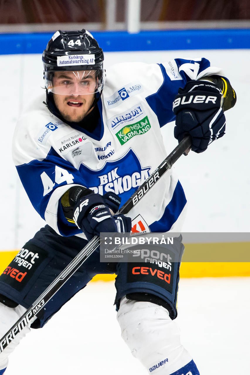 Karlskogas Oskar Carlsson i ishockeymatchen i