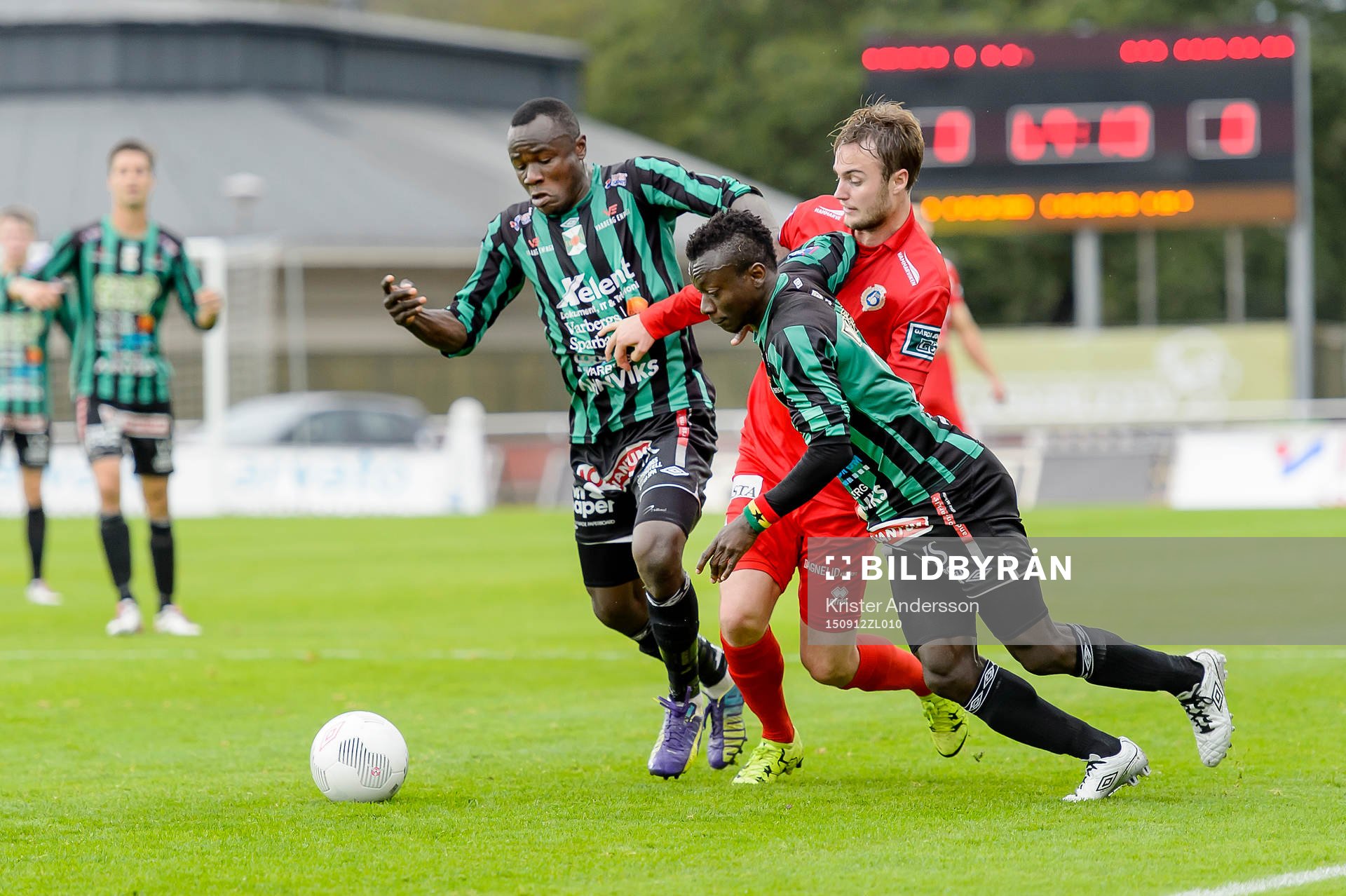 Utsiktens Niklas Olsson i kamp med Varbergs Nsima Peter (v) och Thomas Boakye (h) under fotbollsmatchen i Superettan mellan Varberg och Utsikten den 12 september 2015 i Varberg.