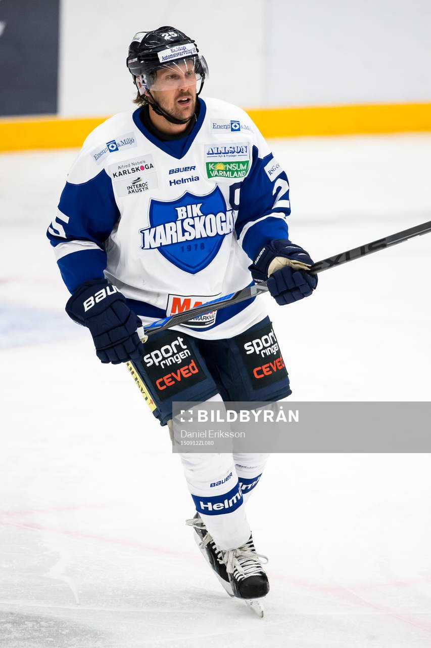 Karlskogas Martin Thelander i ishockeymatchen i