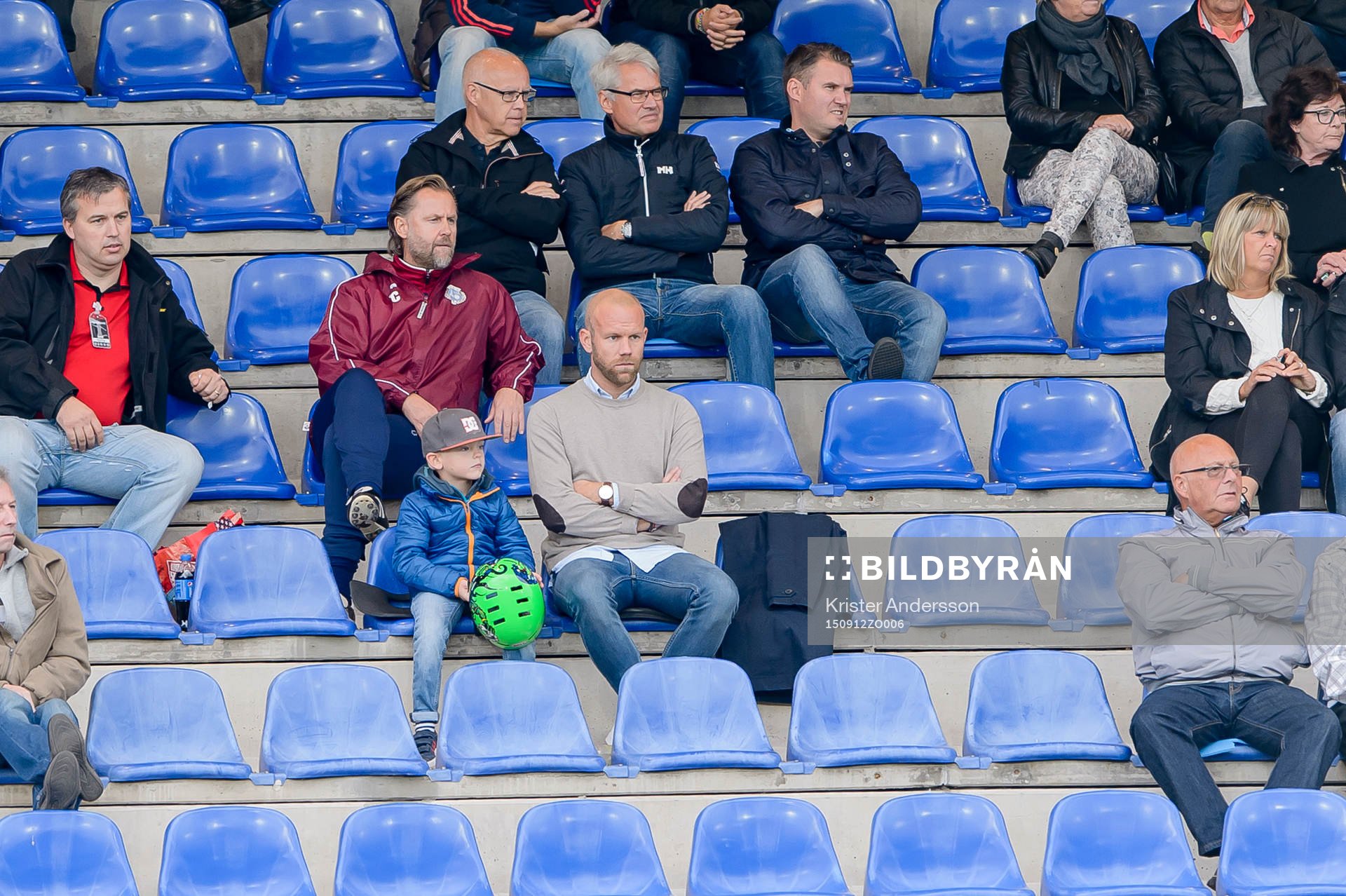 Utsiktens tränare Janne Carlsson är uppvisad på läktaren