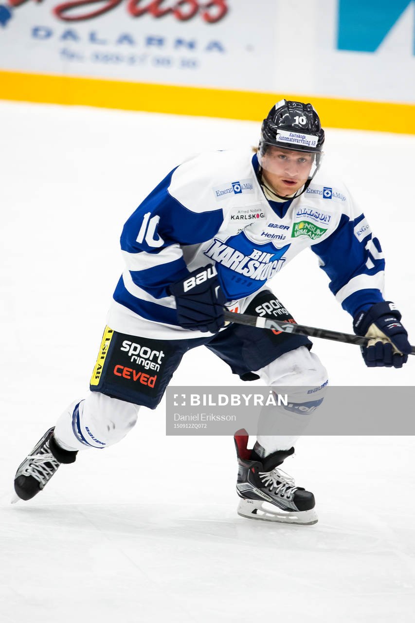 Karlskogas Marcus Nilsson i ishockeymatchen i