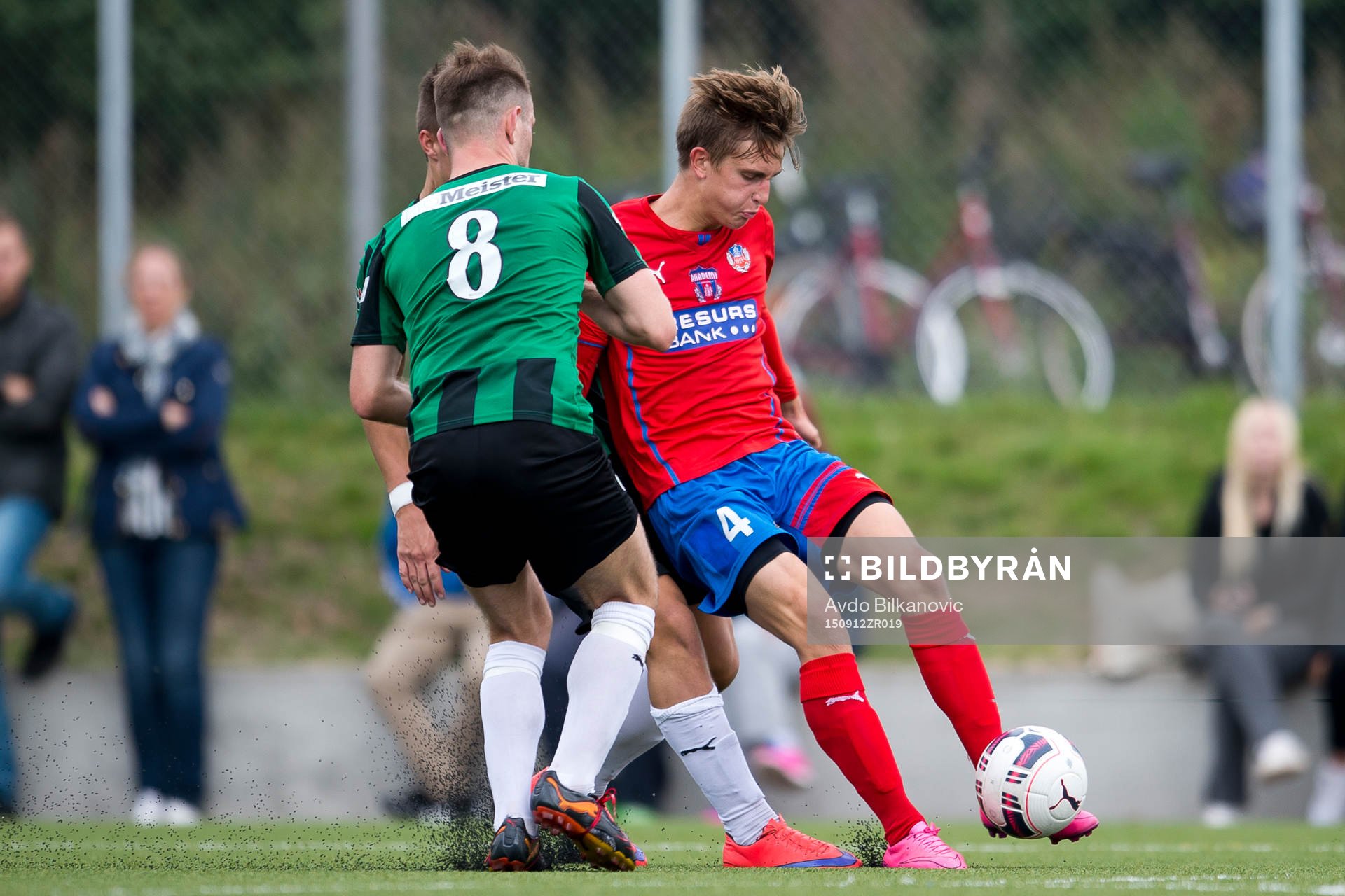 Högaborgs Maciej Buszko och Helsingborgs Akademi Felix Bindelöv under fotbollsmatchen i Division 2 Västra Götaland mellan Helsingborgs IF Akademi och Högaborg BK den 12 september 2015 i Helsingborg