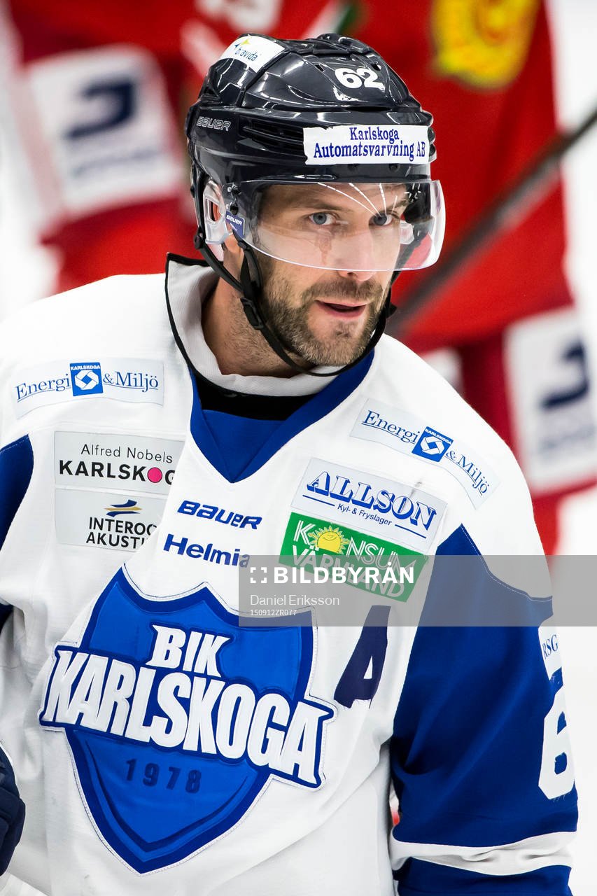 Karlskogas Daniel Wessner i ishockeymatchen i