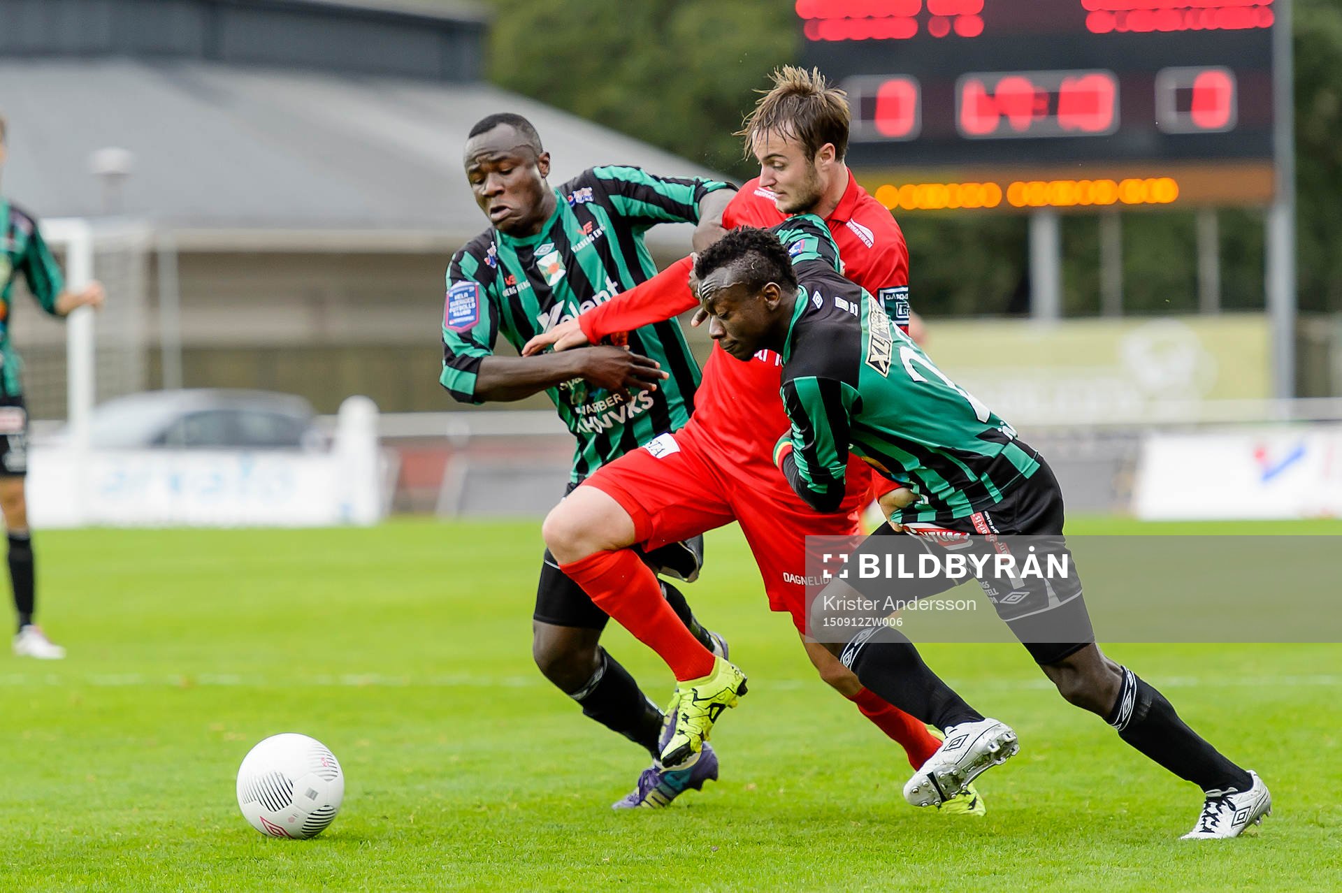 Utsiktens Niklas Olsson i kamp med Varbergs Nsima Peter (v) och Thomas Boakye (h) under fotbollsmatchen i Superettan mellan Varberg och Utsikten den 12 september 2015 i Varberg.