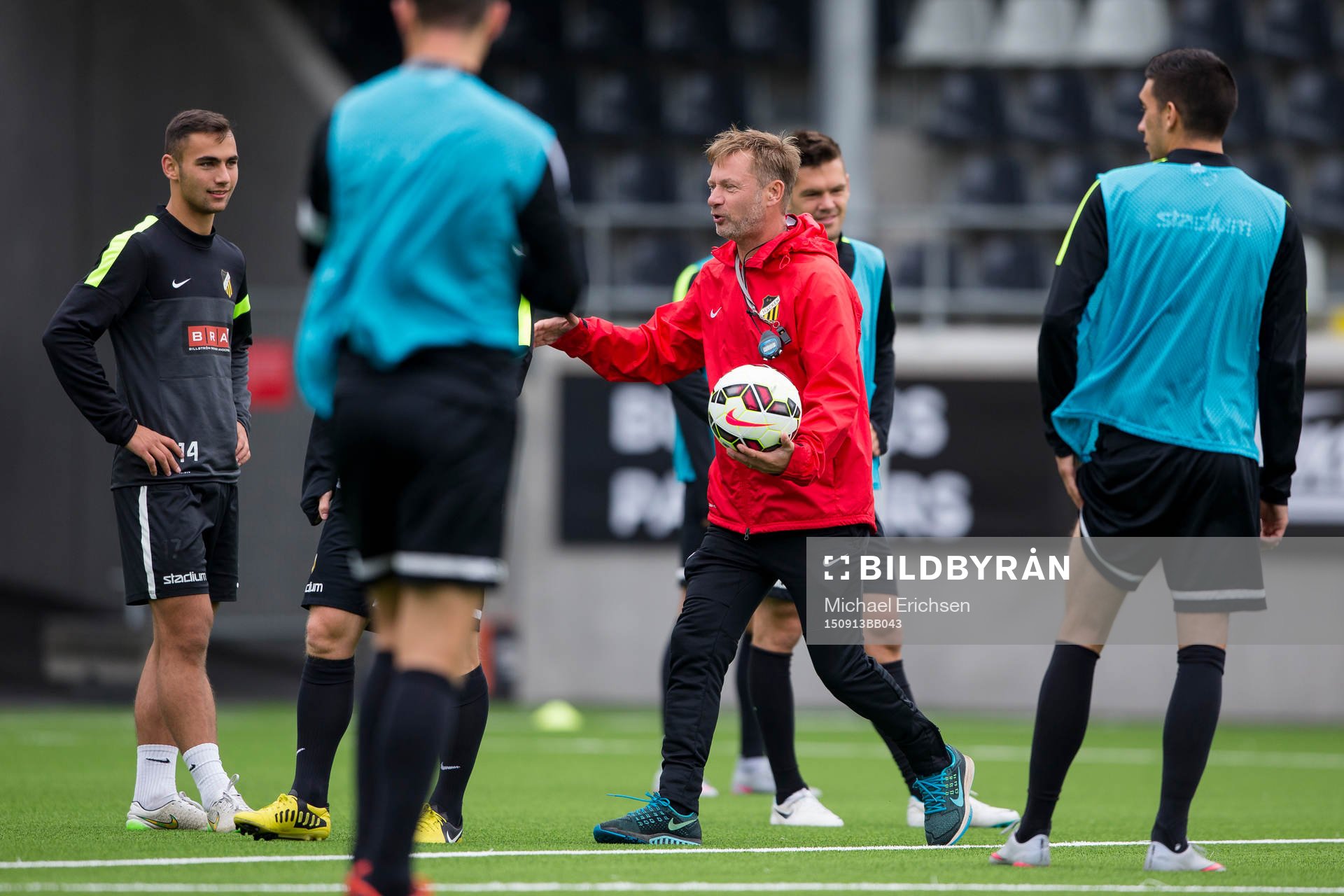 Häckens tränare Peter Gerhardsson instruerar