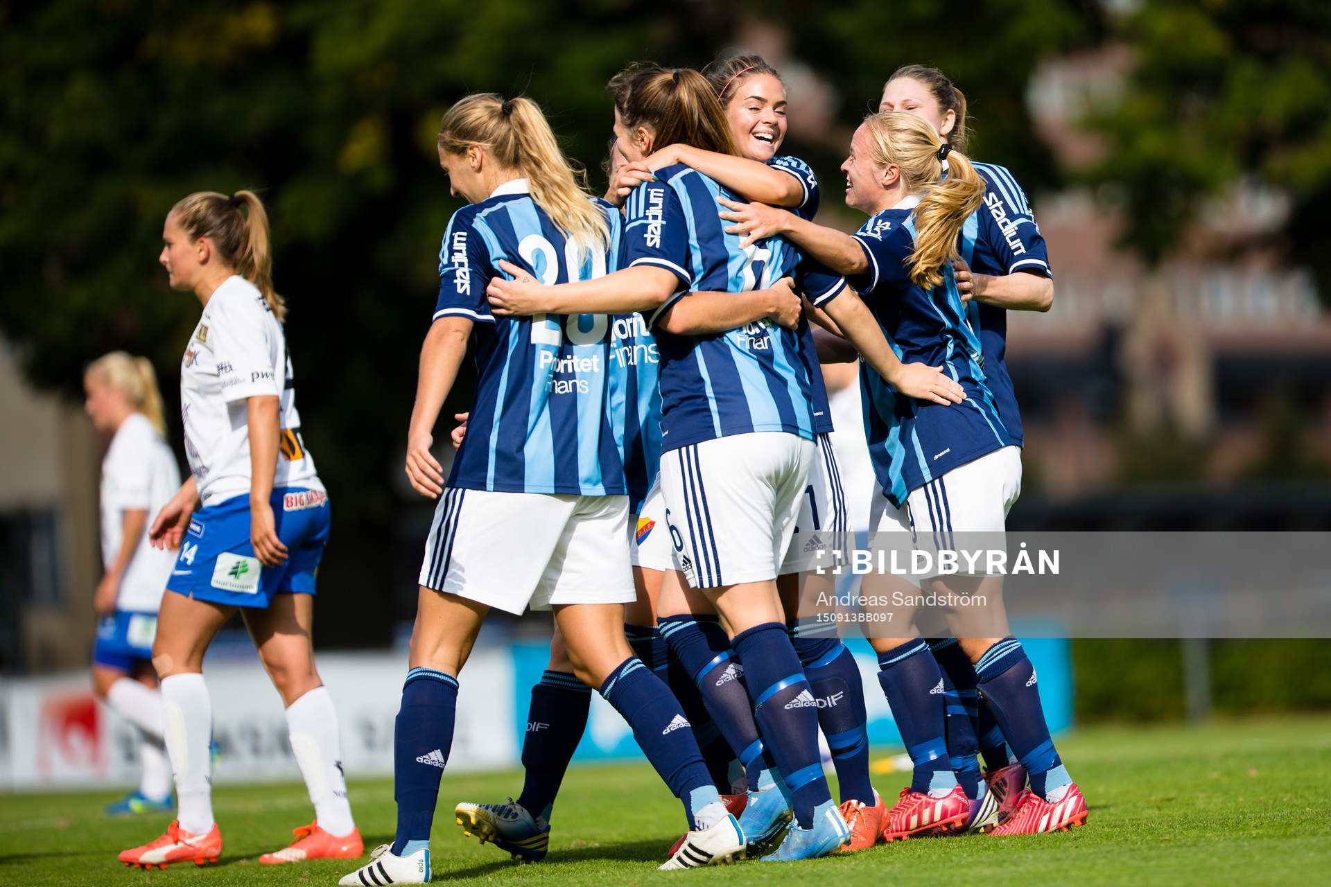 Djurgårdens spelare gratulerar en glad 2-0 målskytt Mikaela Uthas under fotbollsmatchen i Elitettan mellan Djurgården och Sunnanå den 13 September 2015 i Stockholm.