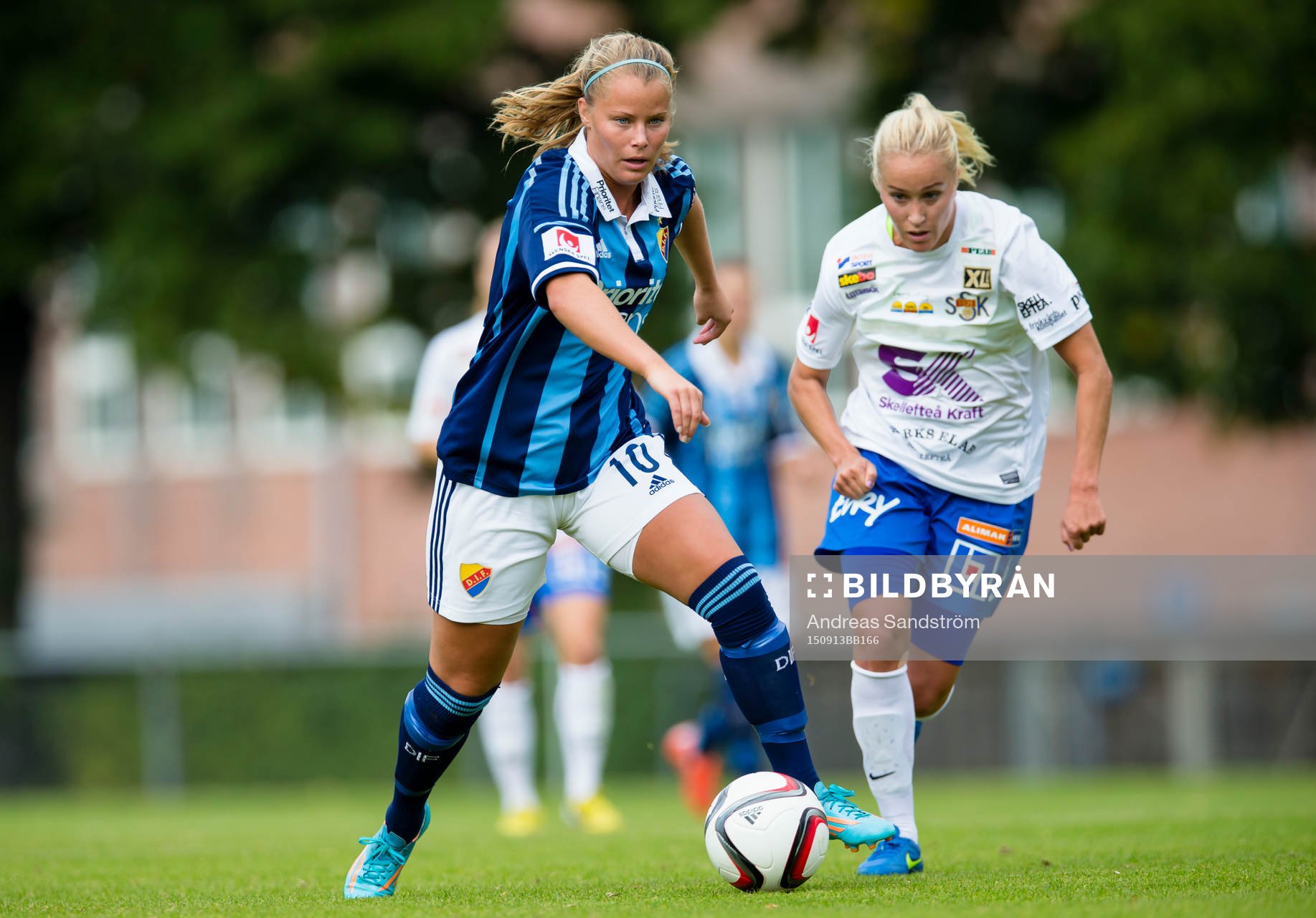 Djurgårdens Madeleine Stegius jagas av Sunnanås Annika