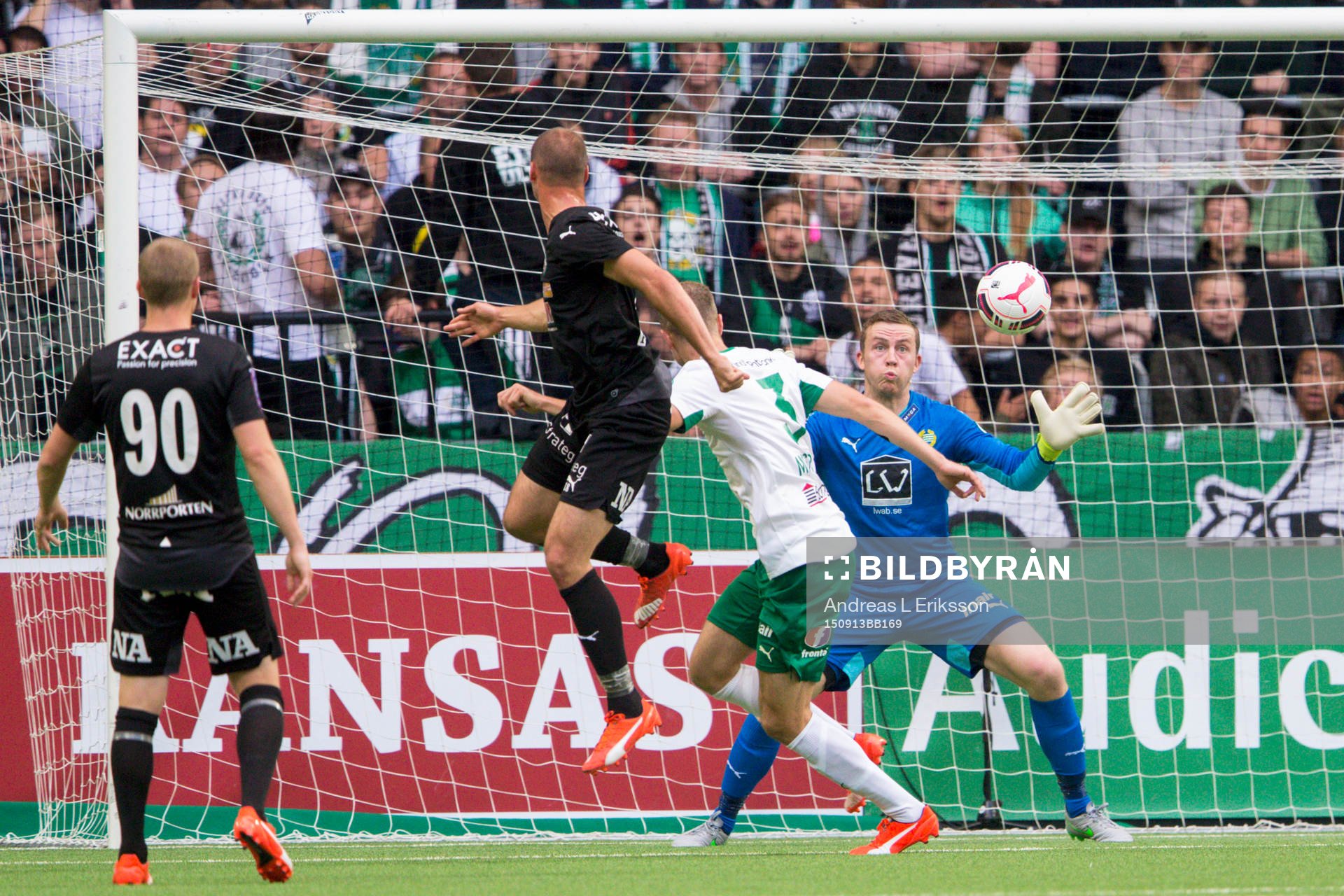 Örebros Pär Eriksson gör 1-1 bakom Hammarbys målvakt