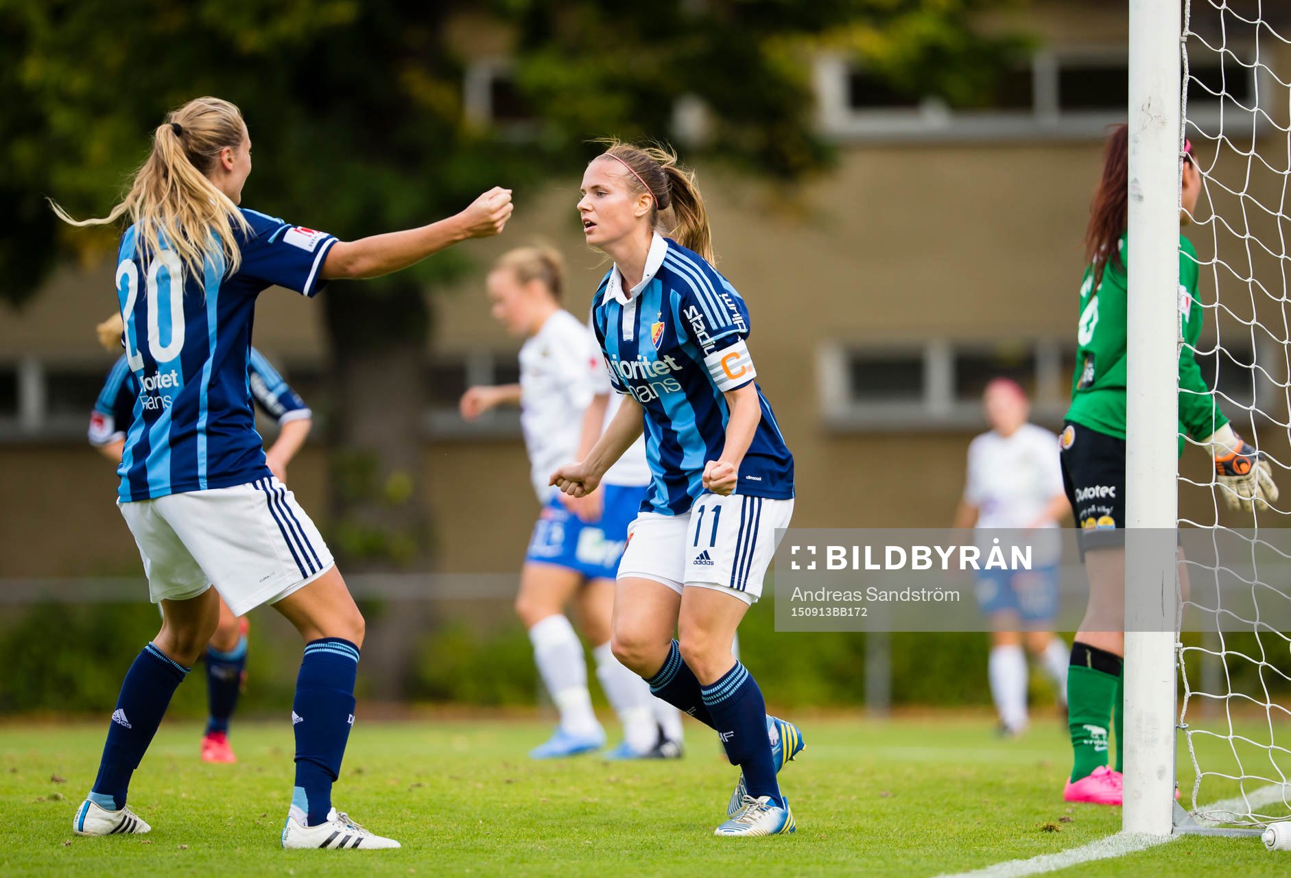 Djurgårdens Alexandra Höglund (h) gör 1-0 och gratuleras