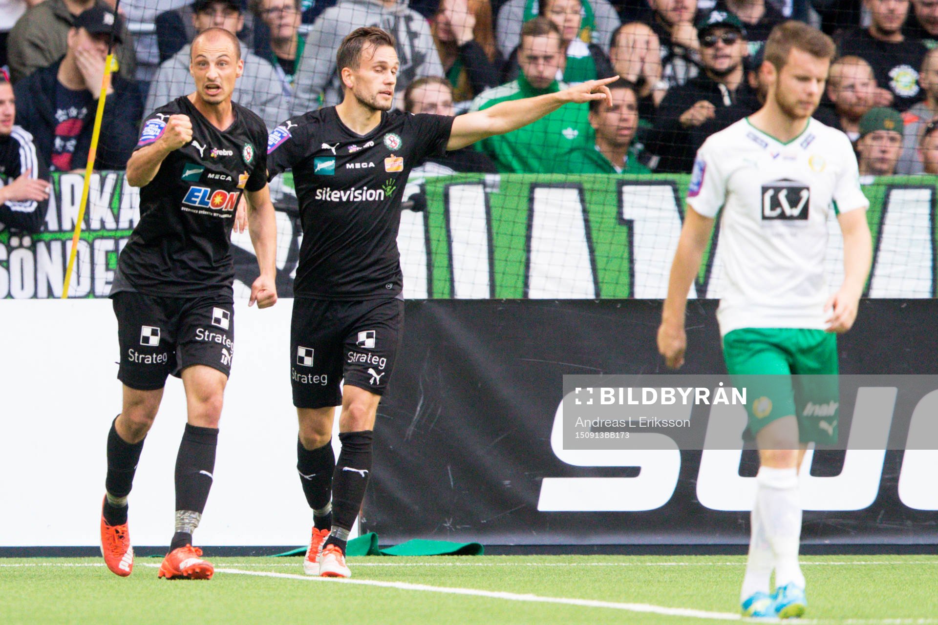 Örebros Hjörtur Logi Valgardsson och Pär Eriksson jublar efter 1-1 av Eriksson under fotbollsmatchen i Allsvenskan mellan Hammarby och Örebro den 13 september 2015 i Stockholm.