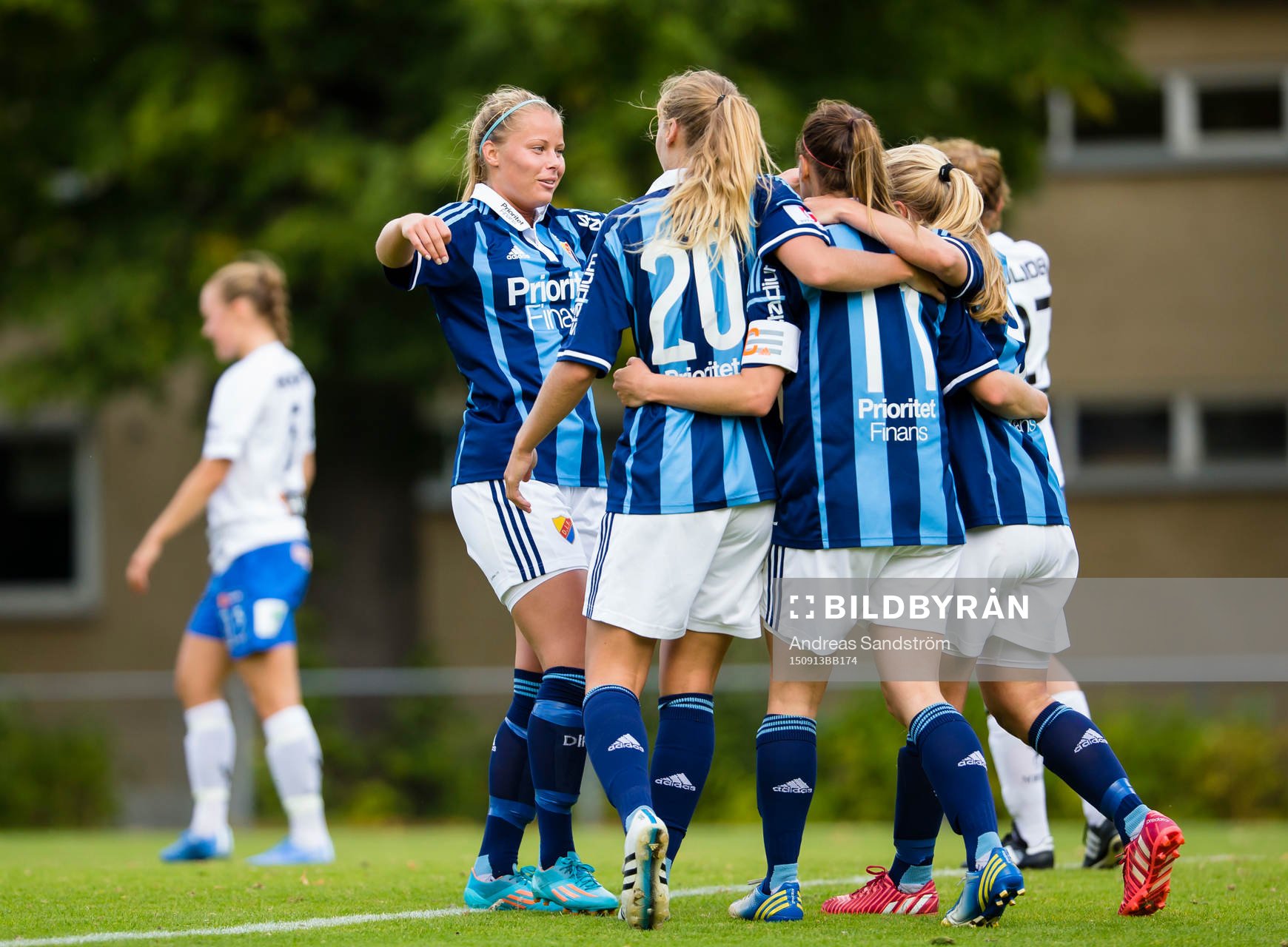 Djurgårdens Alexandra Höglund gör 1-0 och gratuleras av