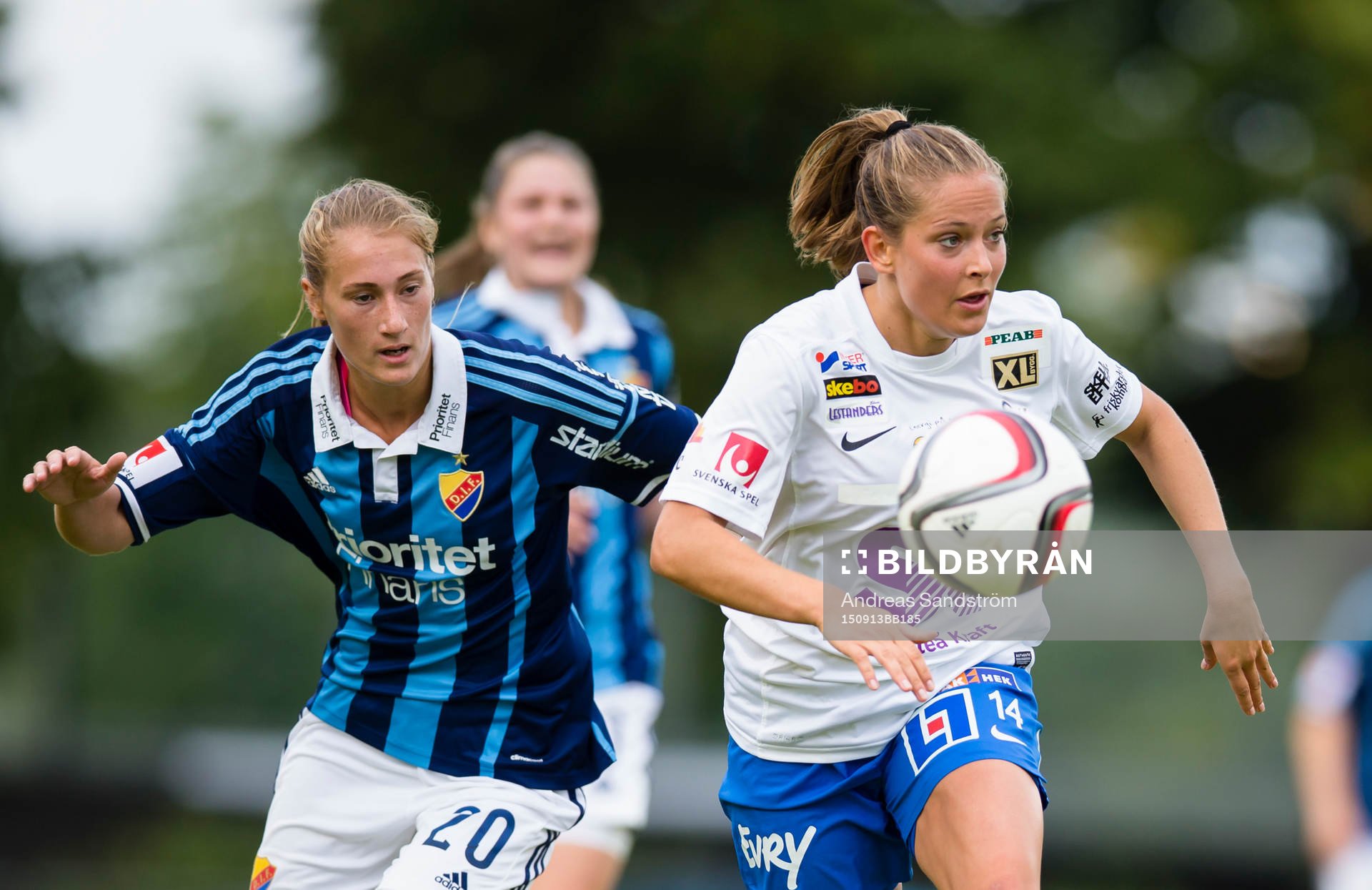 Sunnanås Sandra Betschart jagas av Djurgårdens Matilda