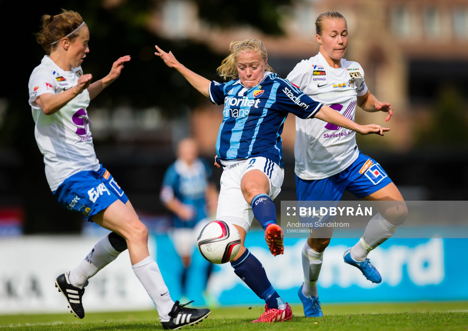 Djurgårdens Mia Jalkerud i kamp om bollen med Sunnanås Alexandra Nilsson (v) och Elin Wikström (h) under fotbollsmatchen i Elitettan mellan Djurgården och Sunnanå den 13 September 2015 i Stockholm.