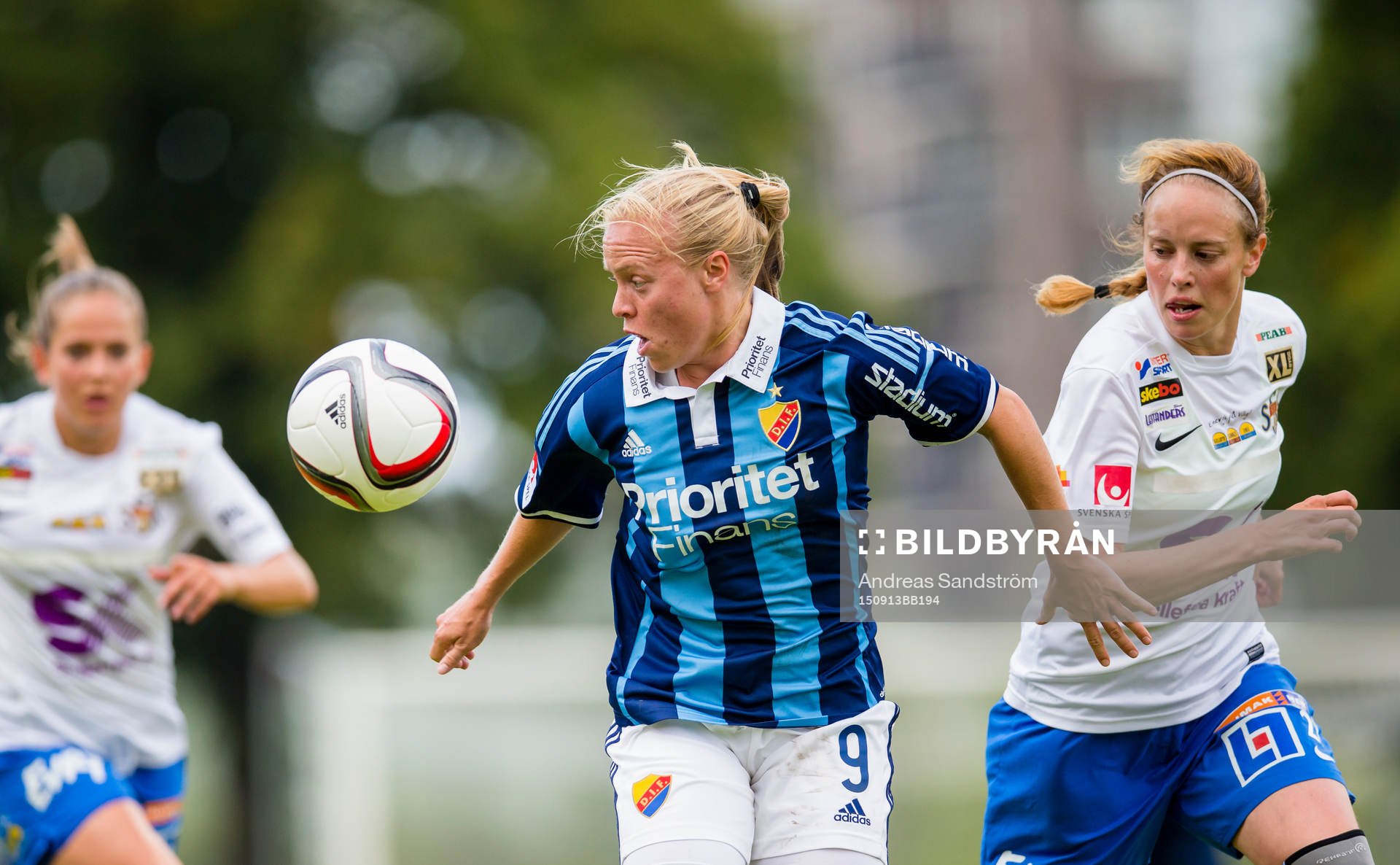Djurgårdens Mia Jalkerud jagas av Sunnanås Alexandra