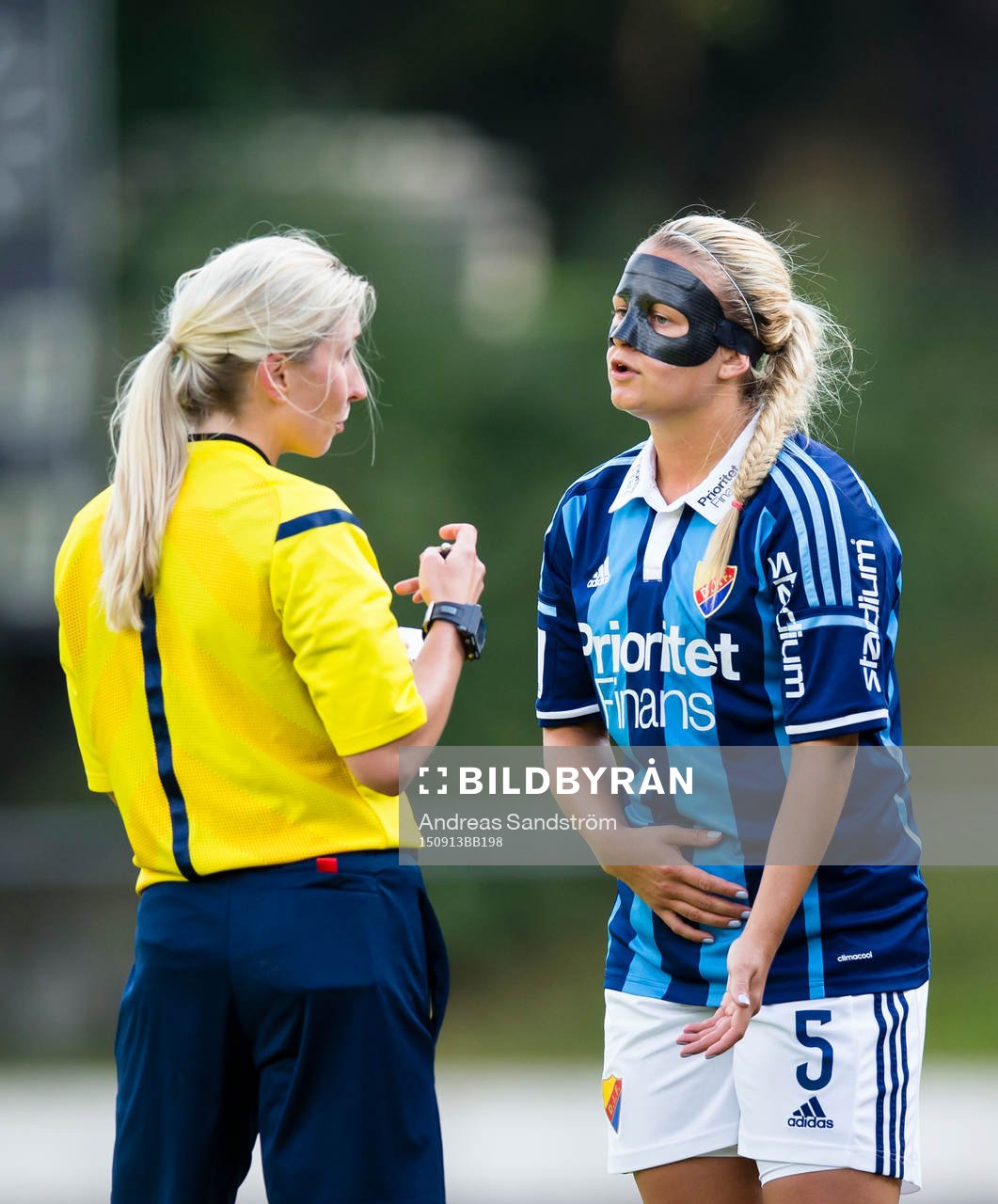 Djurgårdens Elin Borg diskuterar med Domare Sandra Werner