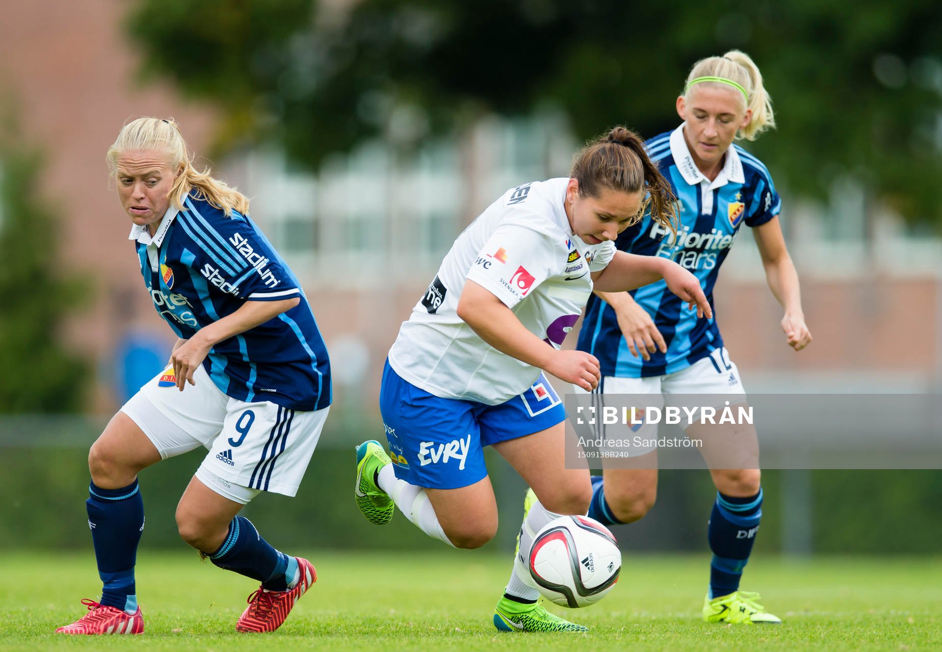 Sunnanås Annina Wede i kamp med Djurgårdens Mia Jalkerud (v) och Matilda Östergaard (h) under fotbollsmatchen i Elitettan mellan Djurgården och Sunnanå den 13 September 2015 i Stockholm.