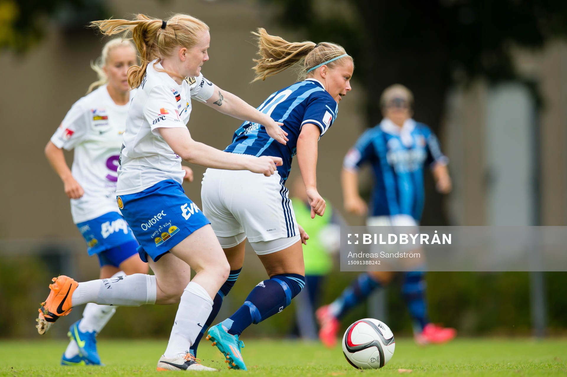 Djurgårdens Madeleine Stegius i kamp om bollen med