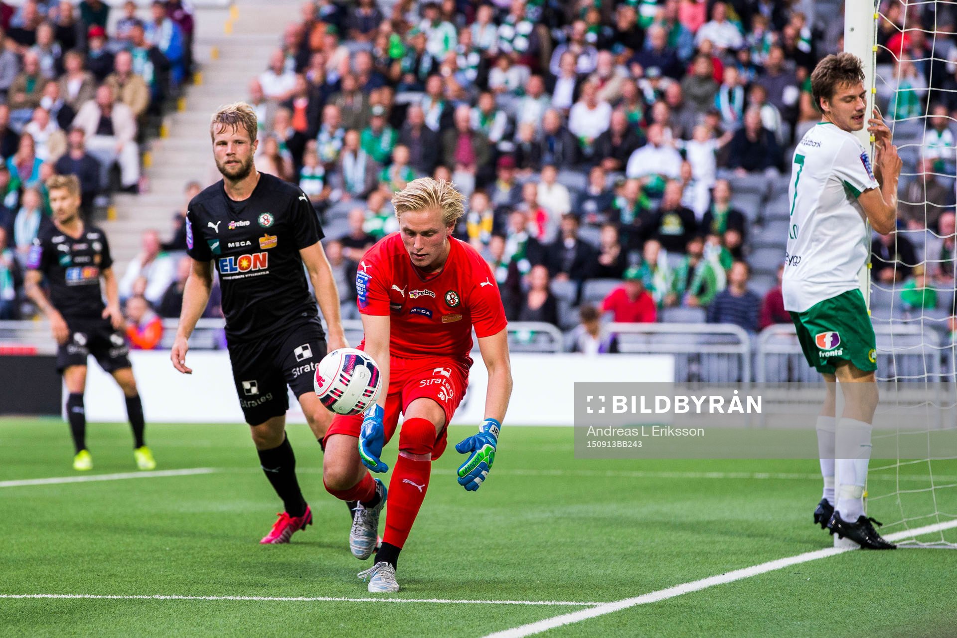 Örebros målvakt Jacob Rinne tar hand om bollen