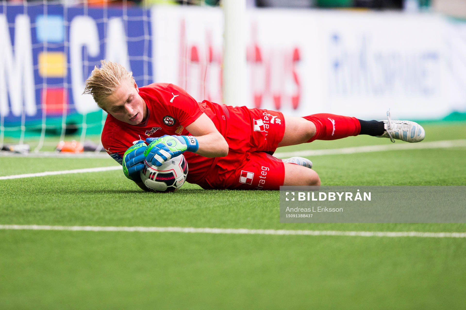 Örebros målvakt Jacob Rinne med en räddning