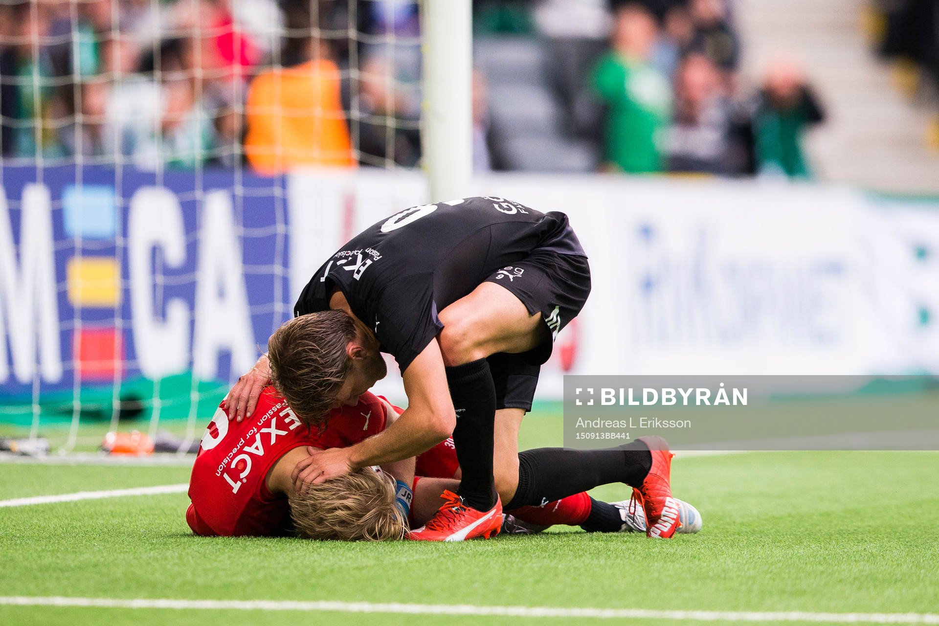 Örebros Martin Broberg tackar målvakt Jacob Rinne