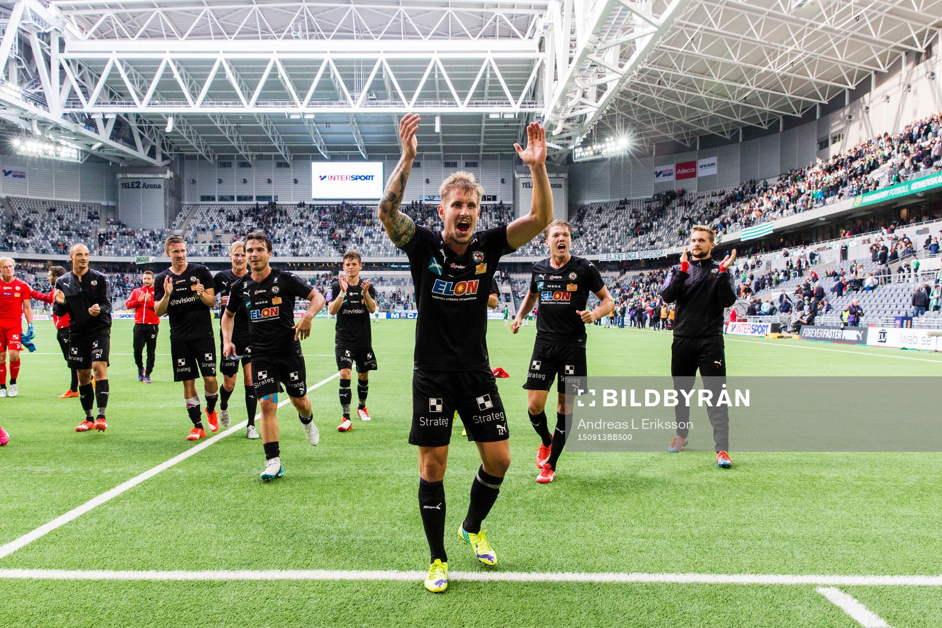 Örebros Daniel Björnqvist och hans lagkamrater firar med