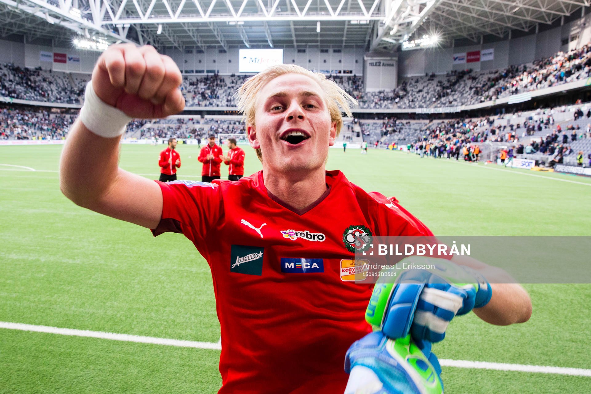 Örebros målvakt Jacob Rinne firar med supportrarna