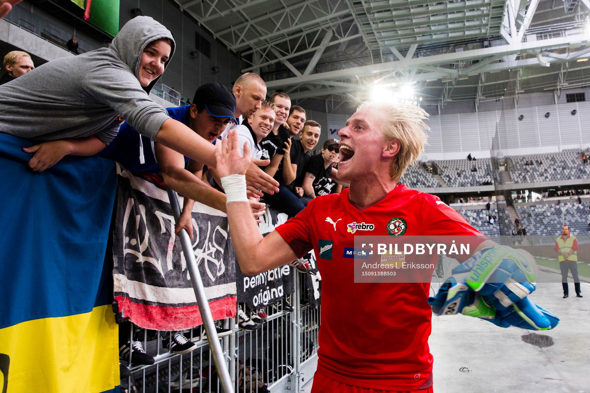 Örebros målvakt Jacob Rinne firar med supportrarna