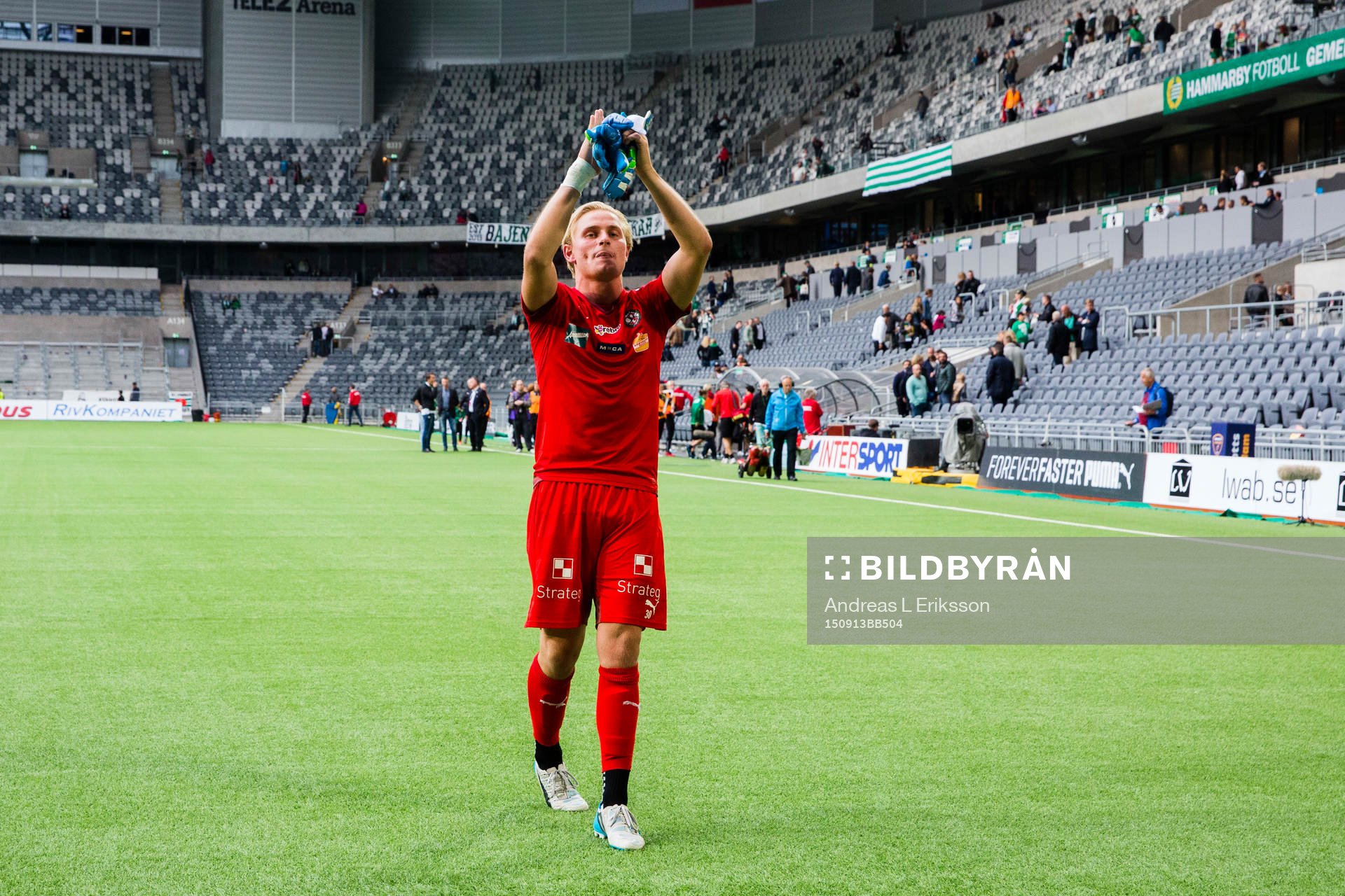 Örebros målvakt Jacob Rinne firar med supportrarna