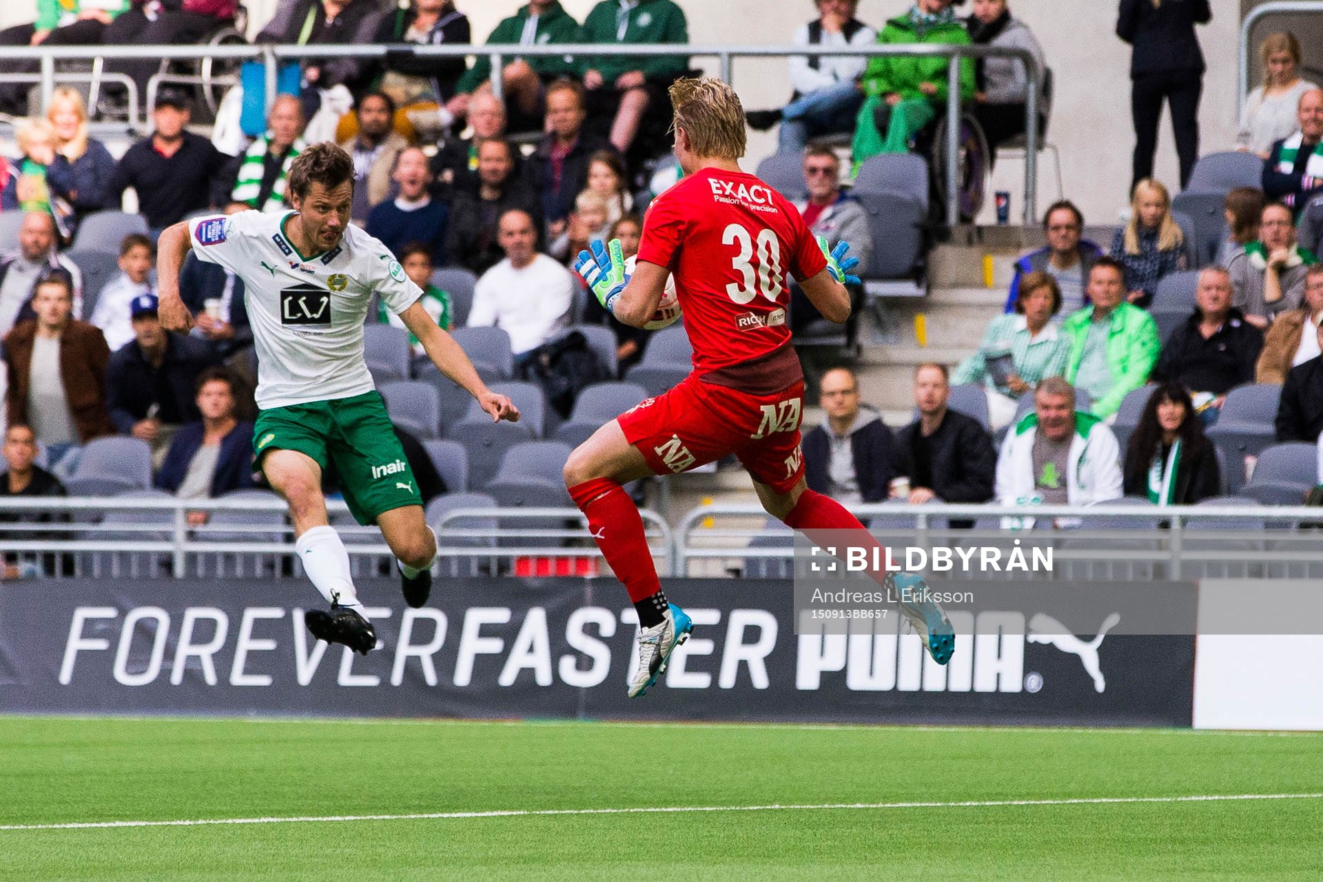 Hammarbys Jakob Orlov och Örebros målvakt Jacob Rinne