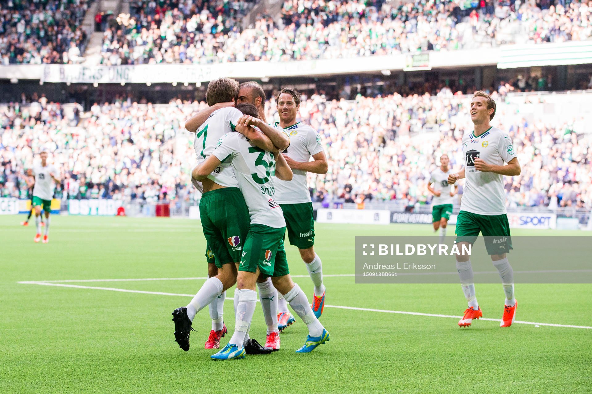 Hammarbys Jakob Orlov gratuleras av Måns Söderqvist,