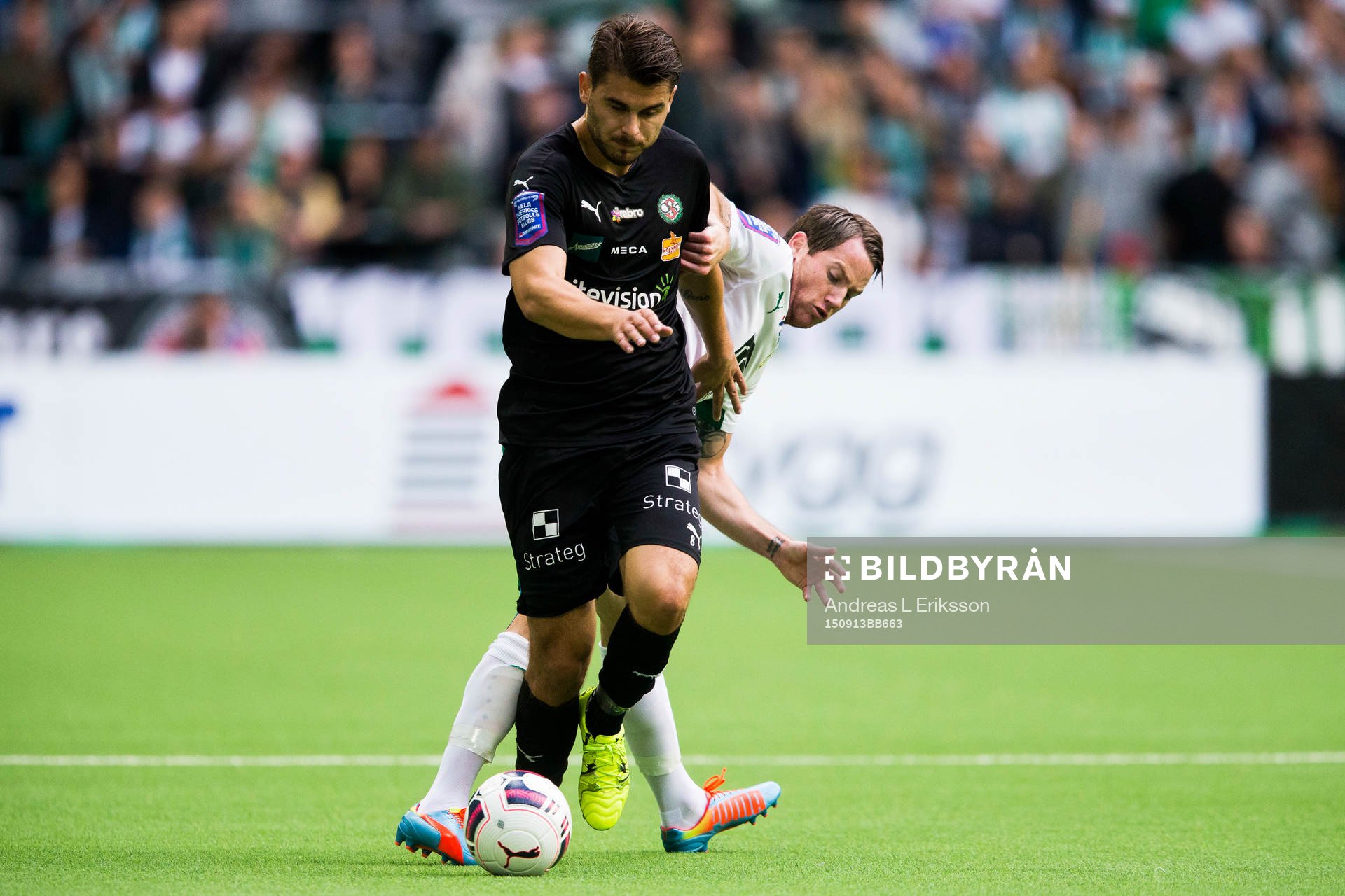 Örebros Astrit Ajdarevic håller bort Hammarbys Johan