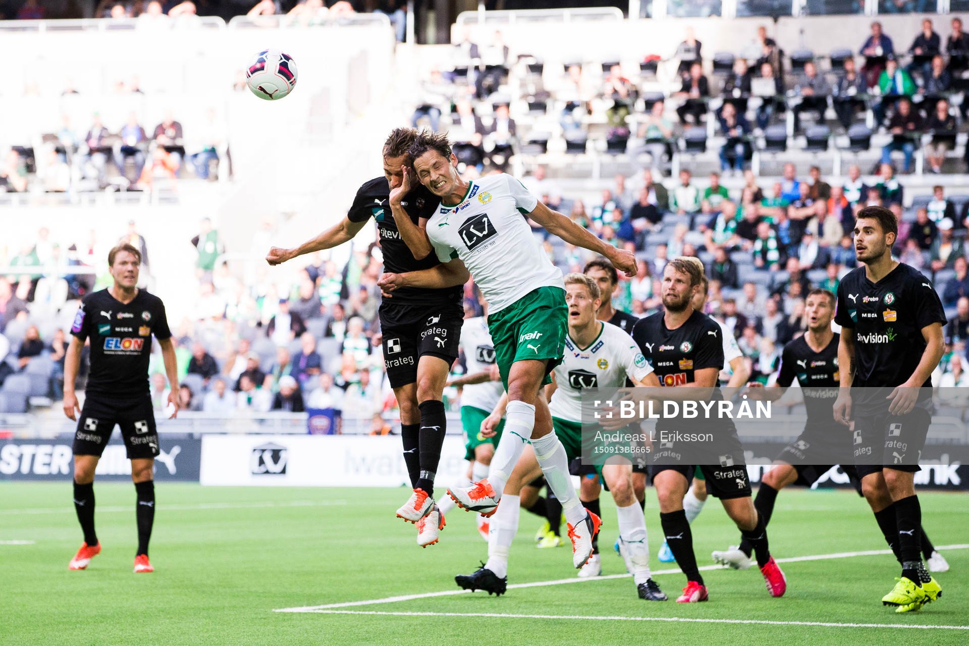 Örebros Hjörtur Logi Valgardsson och Hammarbys Philip