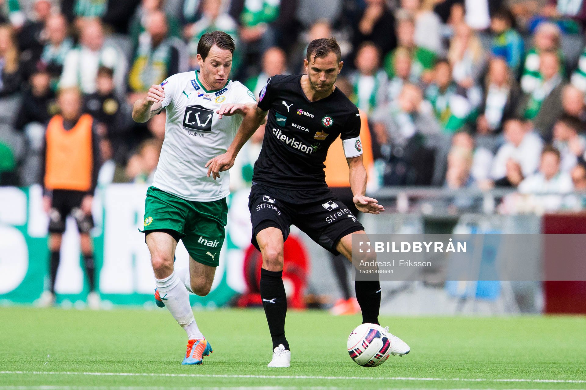 Hammarbys Johan Persson i kamp om bollen med Örebros