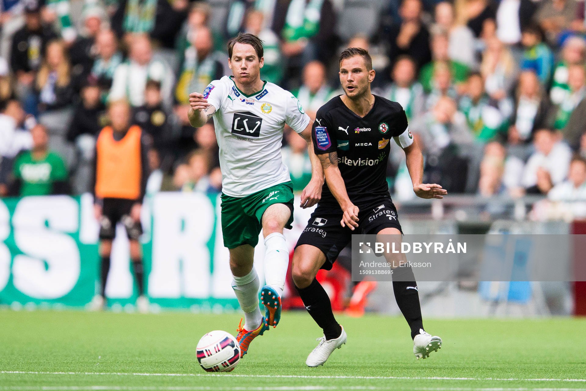 Hammarbys Johan Persson i kamp om bollen med Örebros