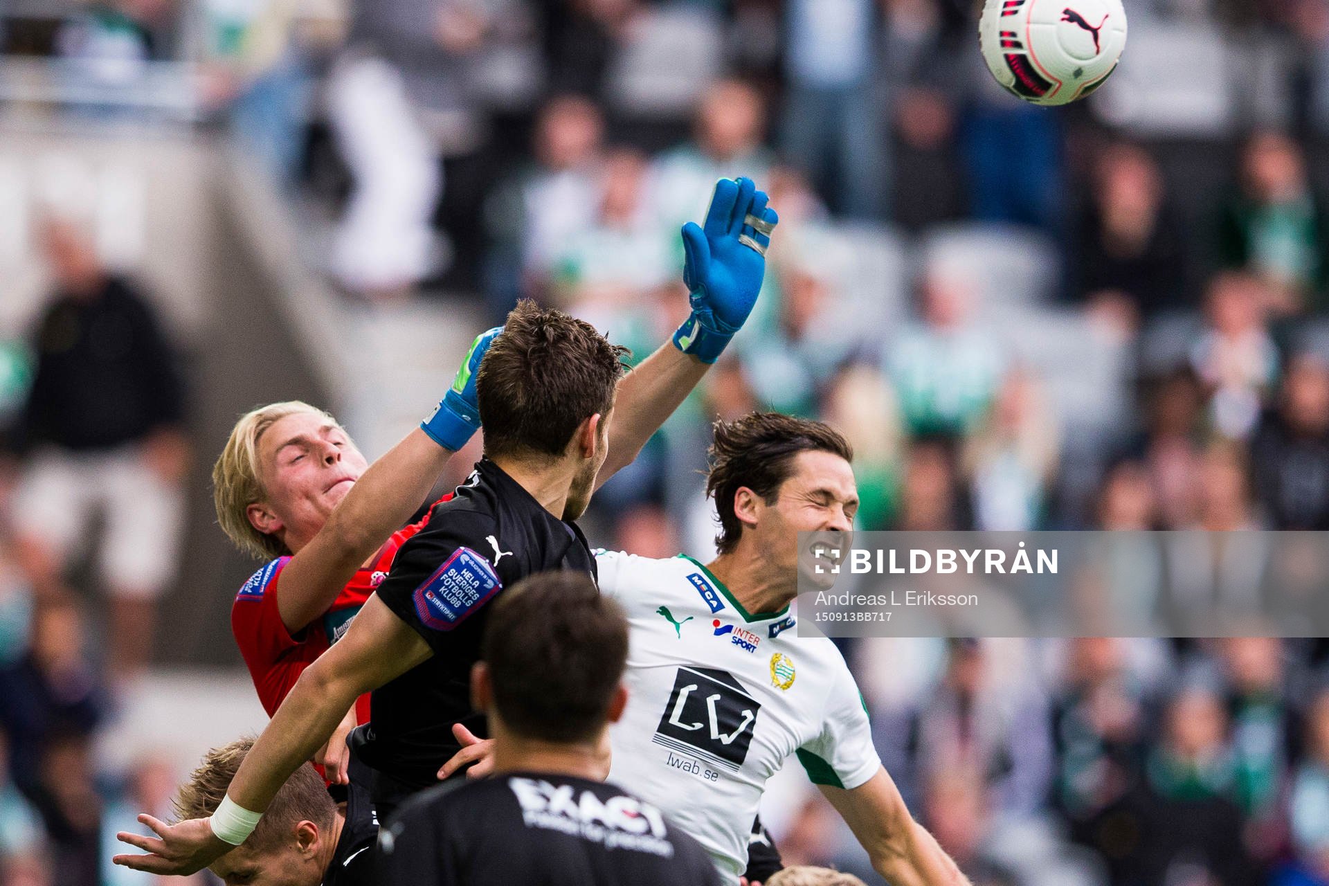 Örebros målvakt Jacob Rinne får bort bollen