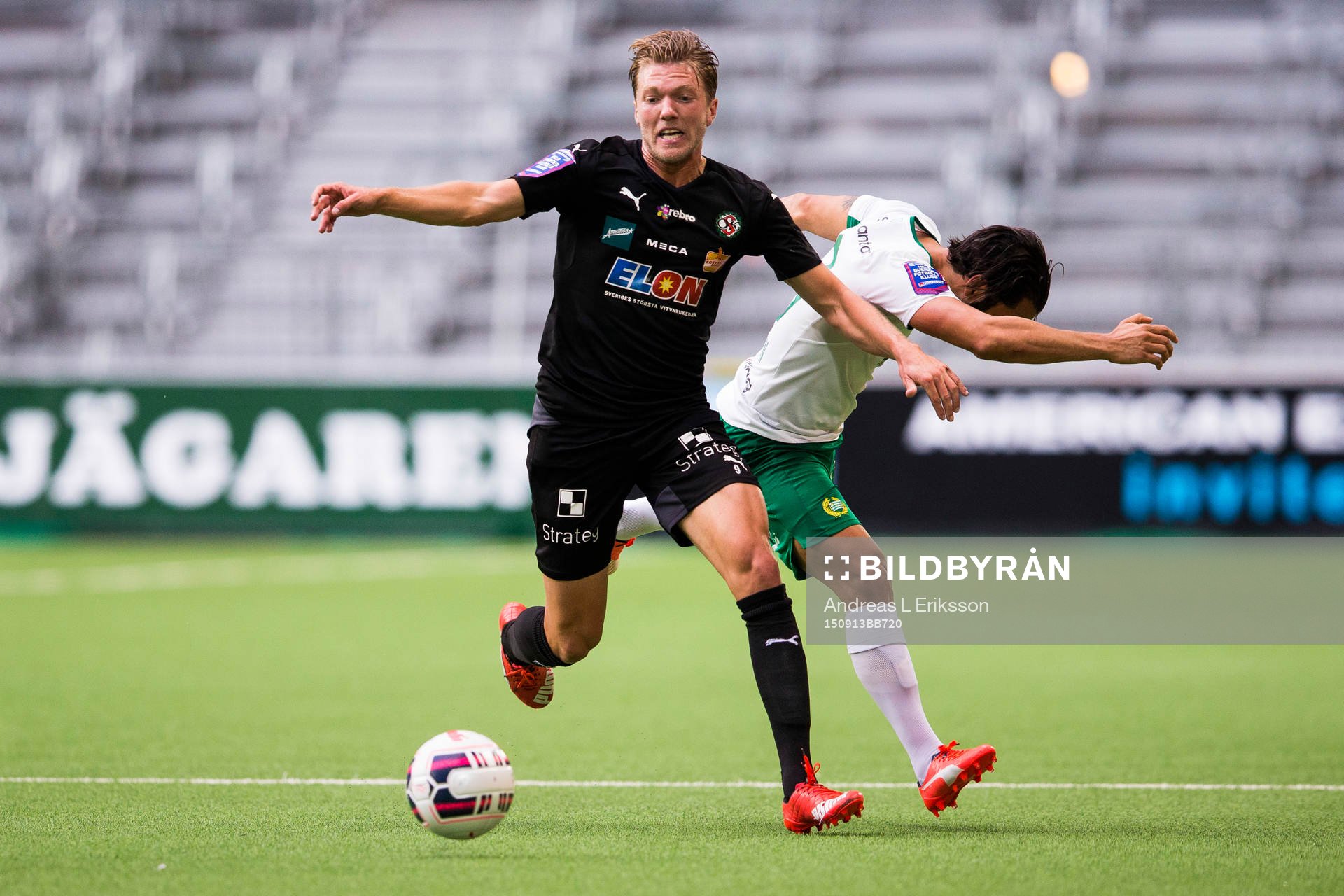 Örebros Martin Broberg trycker bort Hammarbys Stefan Batan