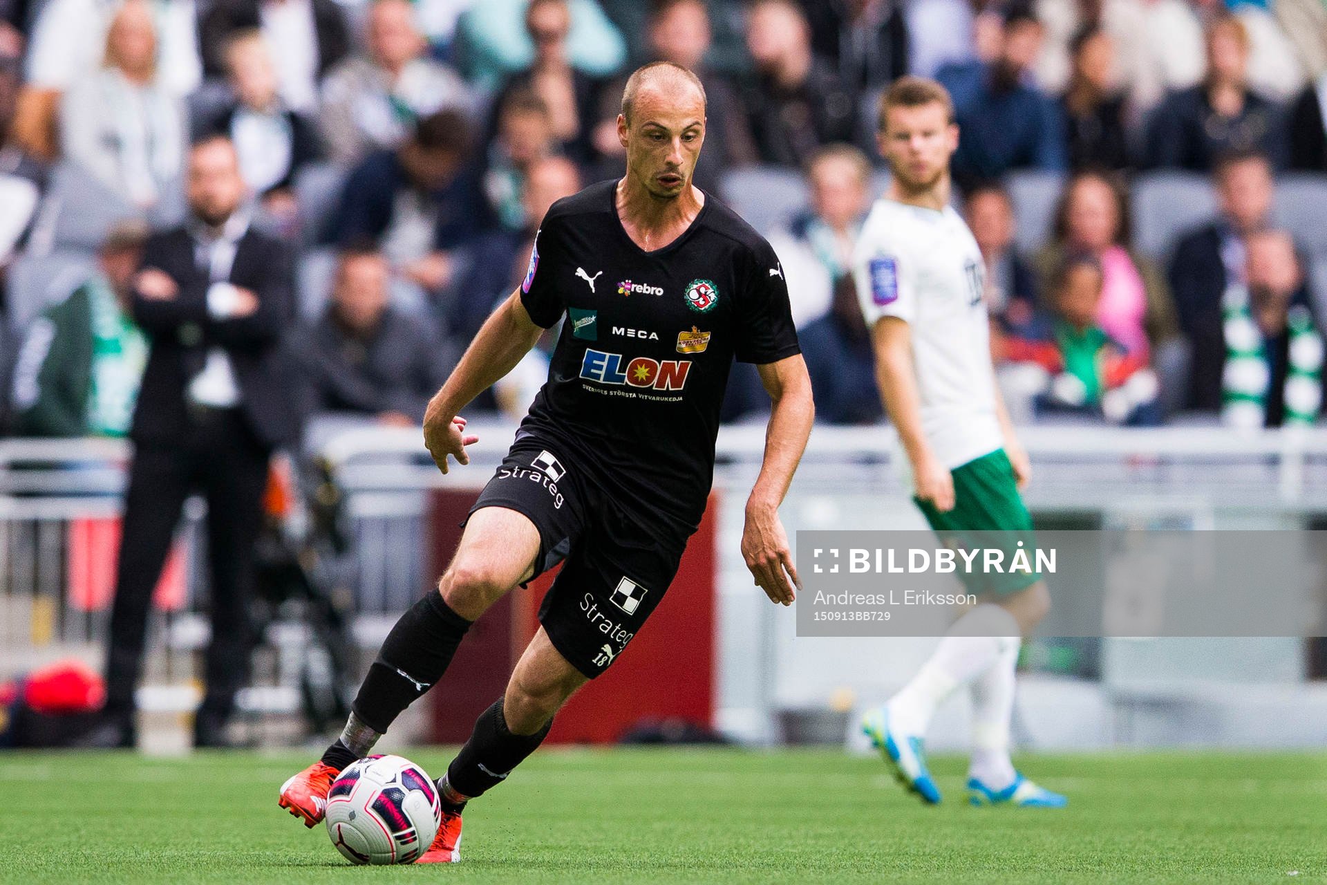 Örebros Pär Eriksson med bollen