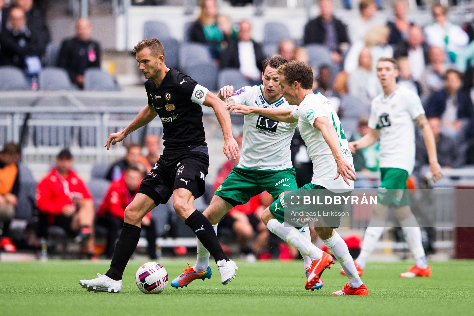 Örebros Robert Åhman Persson jagas av Hammarbys Johan