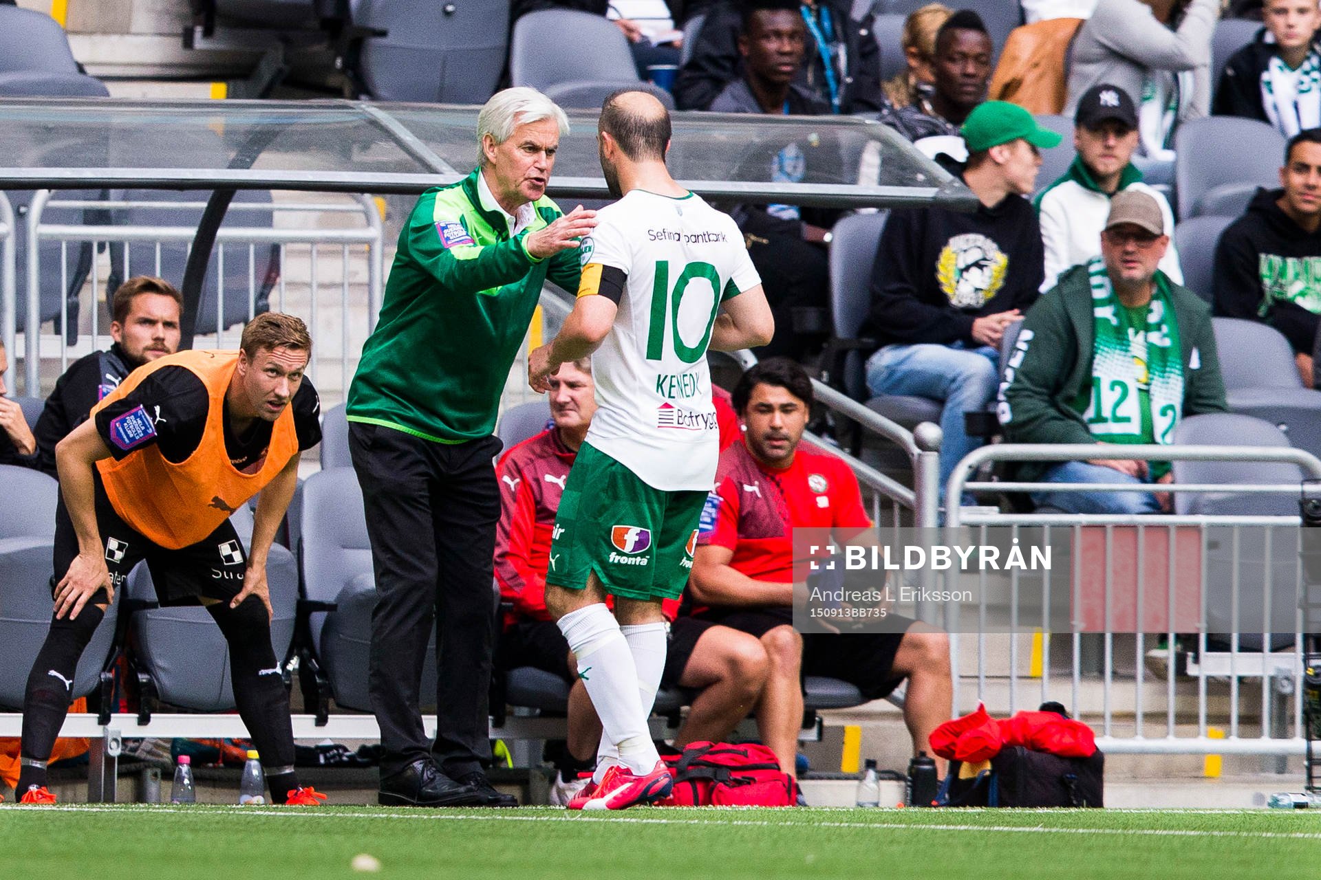 Hammarbys tränare Nanne Bergstrand talar med Hammarbys