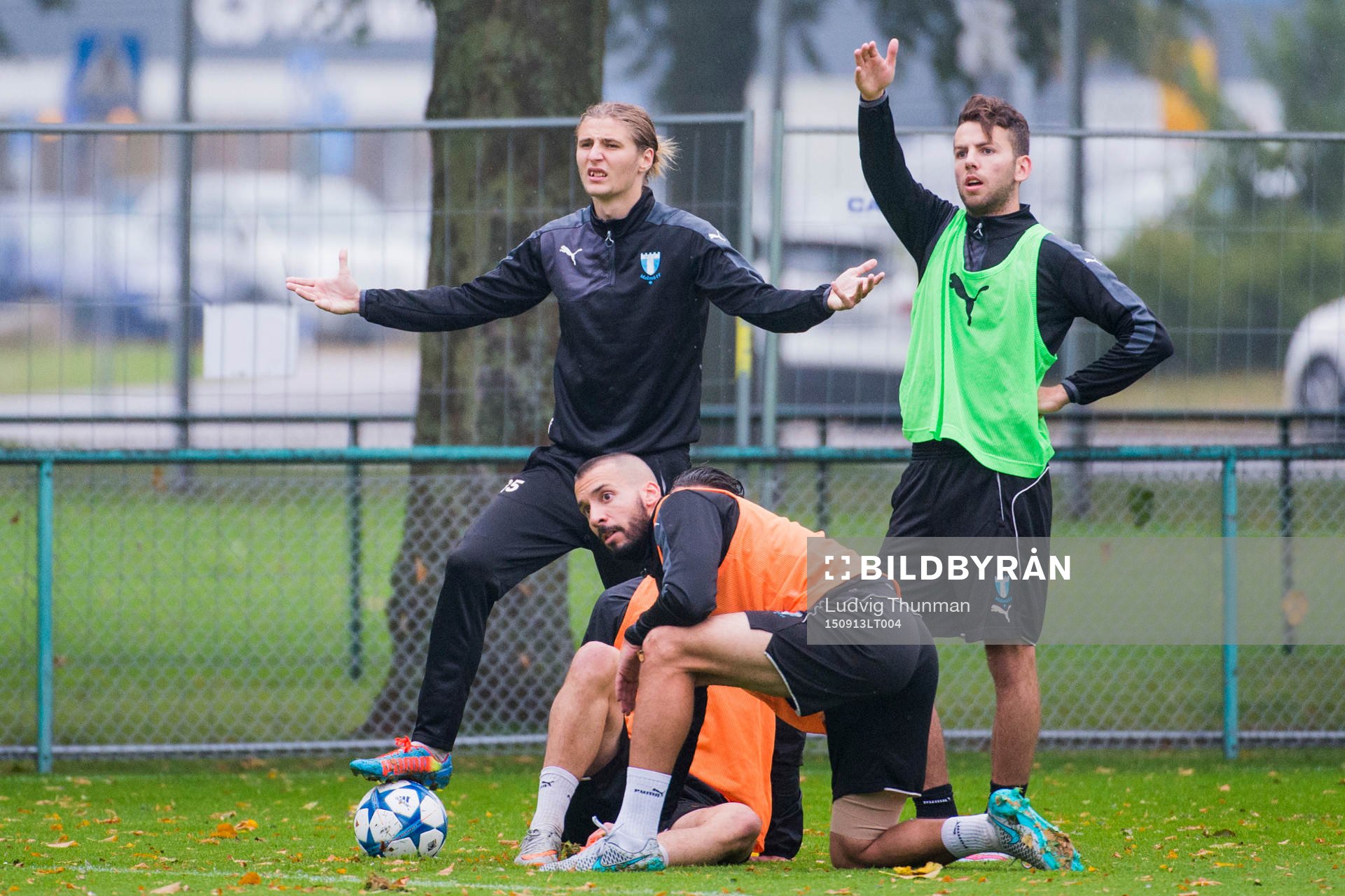 Malmö FFs Agon Mehmeti ligger skadad och lagkamraterna