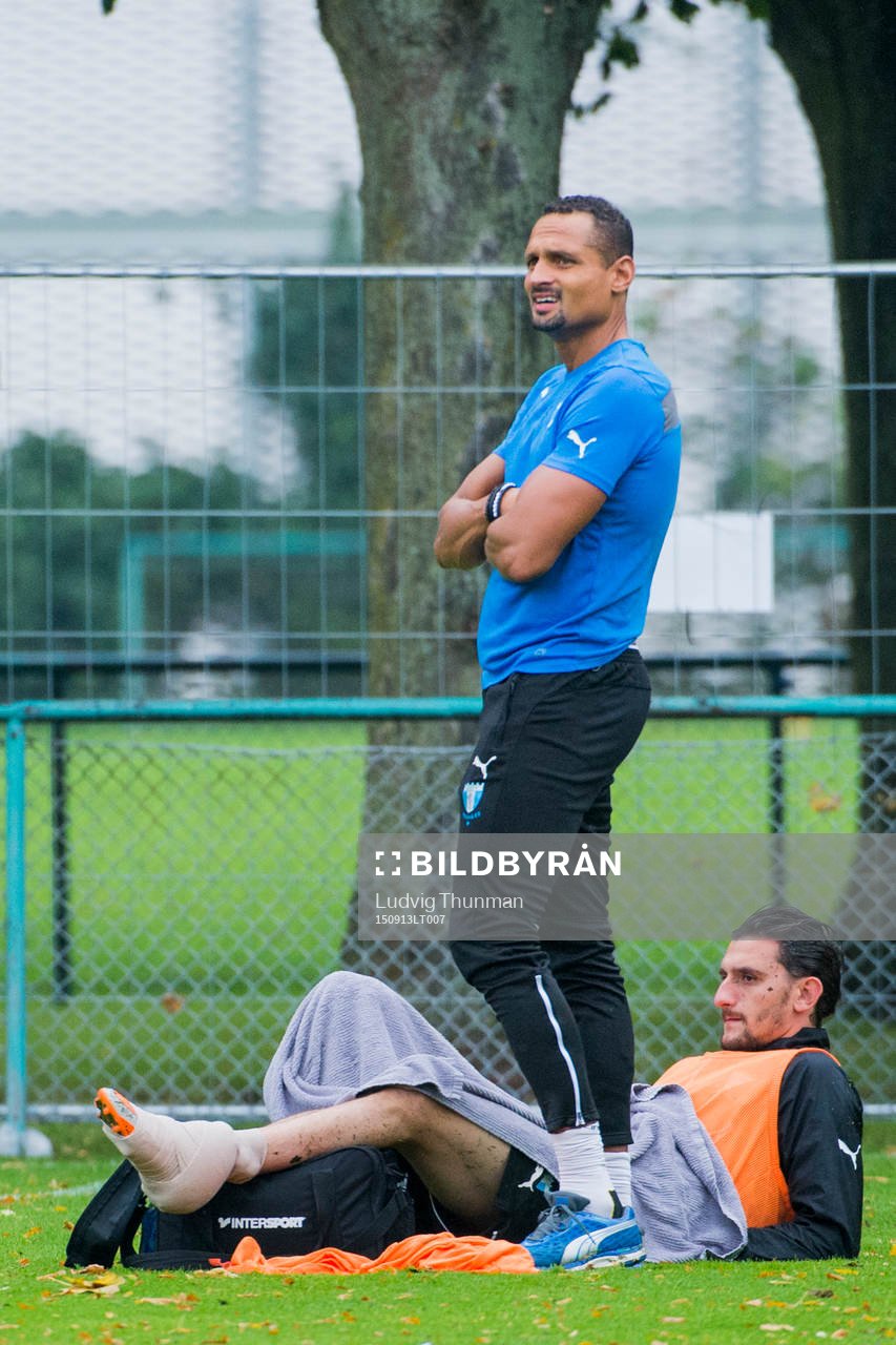 Malmö FFs Agon Mehmeti ligger skadad på och övervakas av