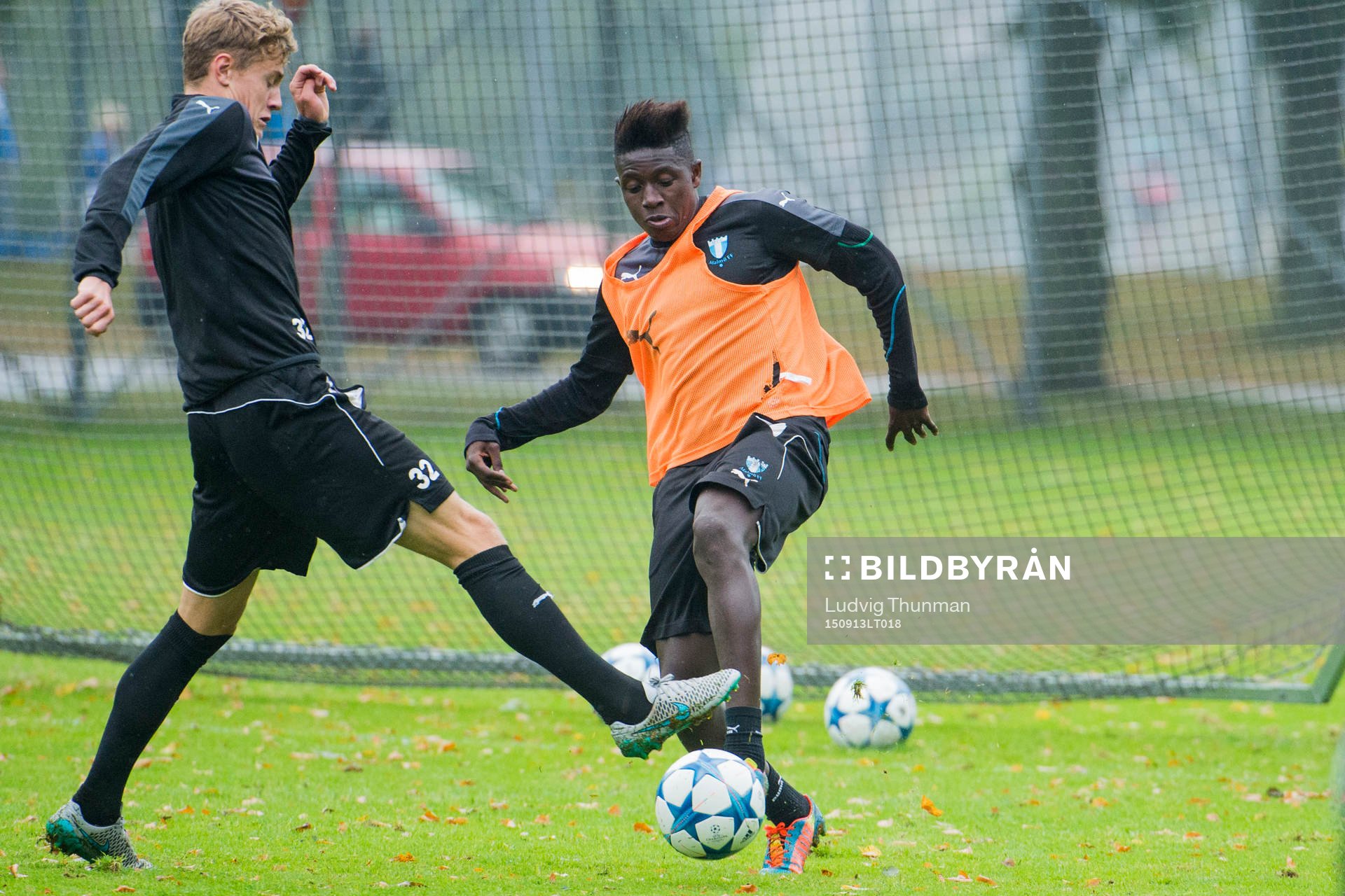 Malmö FFs Mattias Svanberg och Pa Konate under en träning med Malmö FF den 13 september 2015 i Malmö. 
