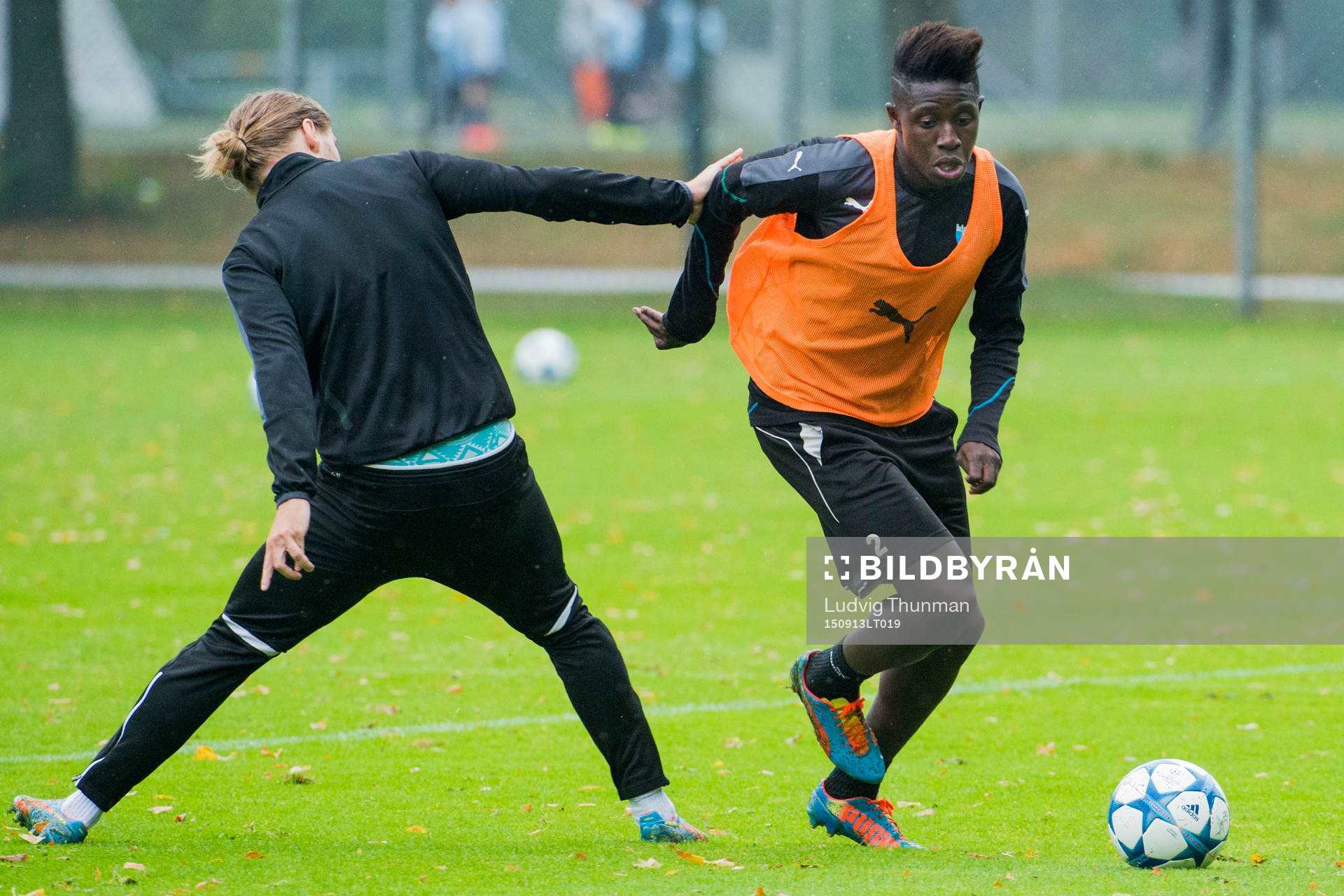 Malmö FFs Pawel Cibicki och Pa Konate under en träning med Malmö FF den 13 september 2015 i Malmö. 