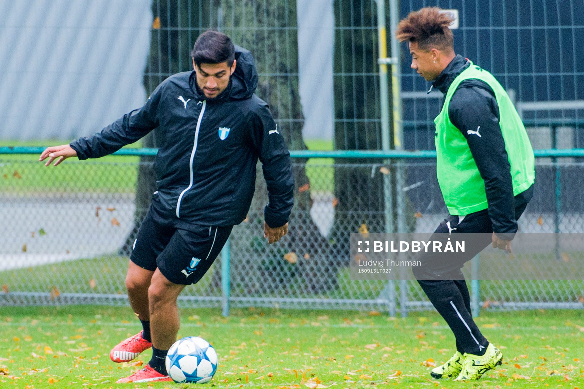 Malmö FFs Mahmut Özen bevakas av Tobias Sana